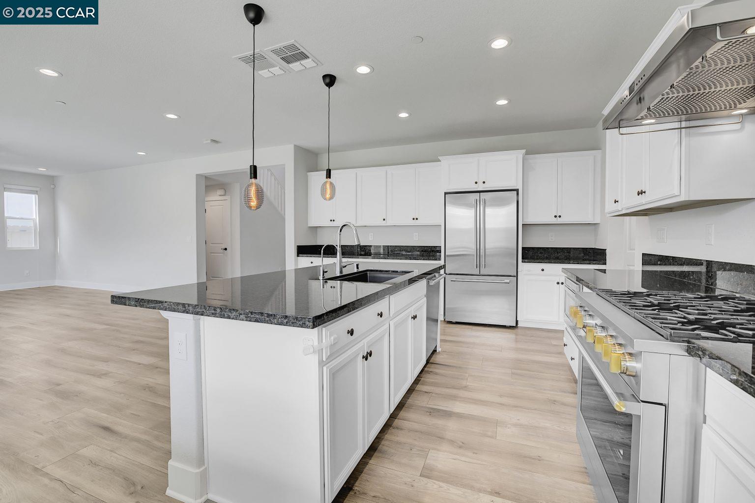 Detail Gallery Image 15 of 56 For 749 Hydrangea Dr, Vacaville,  CA 95687 - 4 Beds | 3/1 Baths
