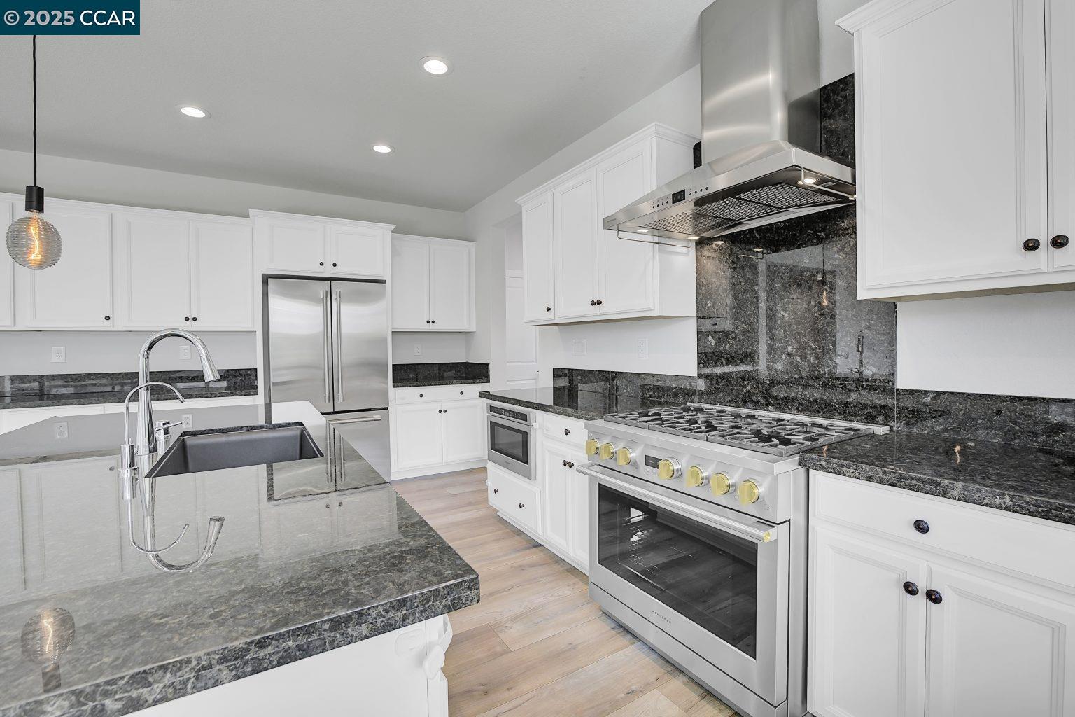Detail Gallery Image 16 of 56 For 749 Hydrangea Dr, Vacaville,  CA 95687 - 4 Beds | 3/1 Baths