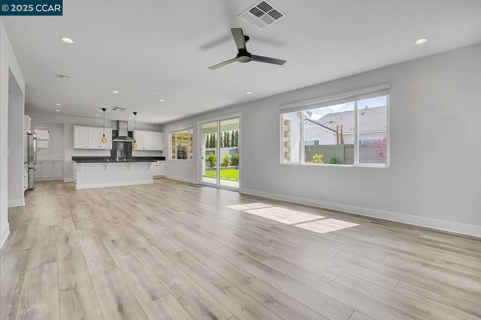 Detail Gallery Image 10 of 56 For 749 Hydrangea Dr, Vacaville,  CA 95687 - 4 Beds | 3/1 Baths