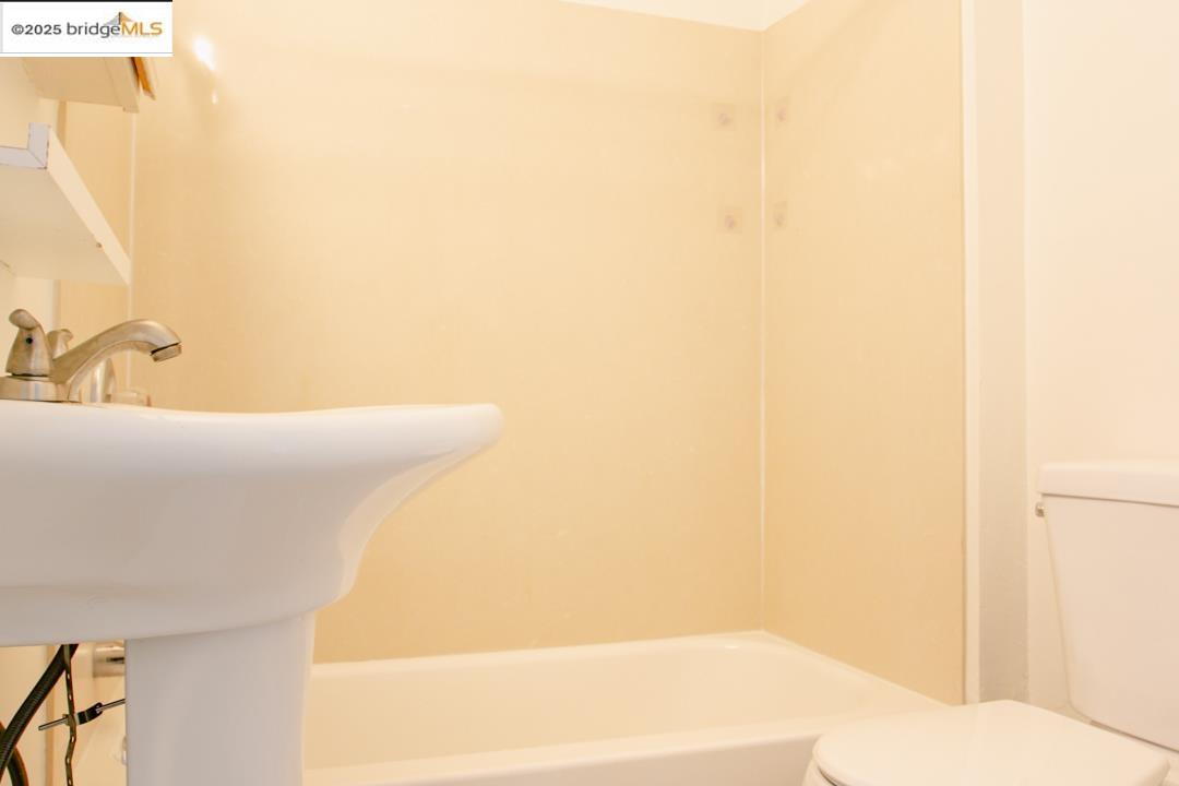 1175 12th St., Oakland, California 94607, 3 Bedrooms Bedrooms, 6 Rooms Rooms,2 BathroomsBathrooms,Residential Lease,For Rent,1175 12th St.,41101626