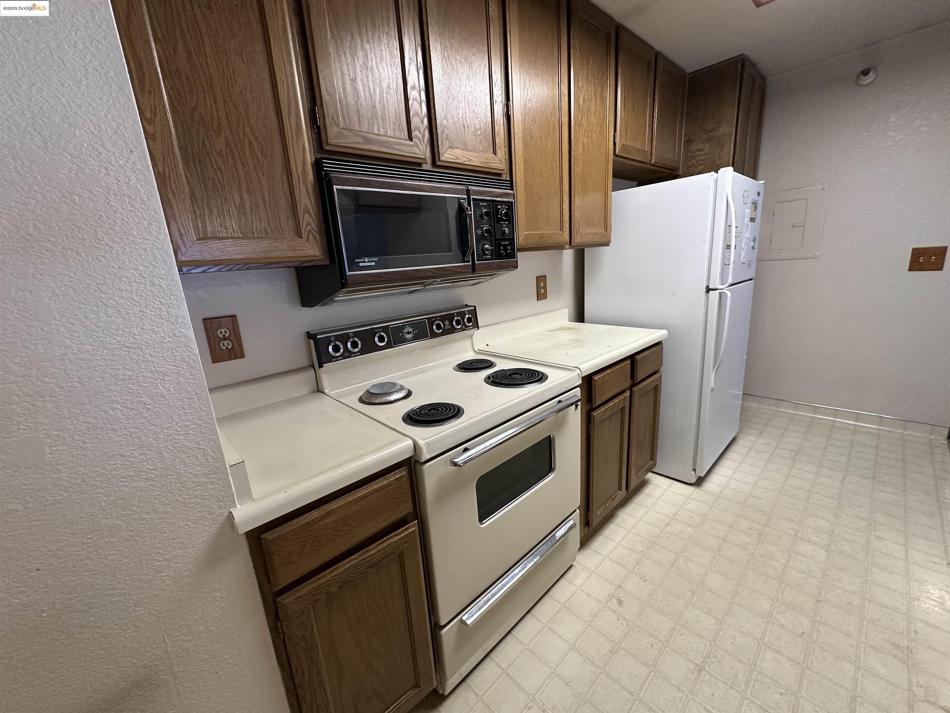 Detail Gallery Image 5 of 17 For 240 N Bayshore Blvd #303,  San Mateo,  CA 94401 - 1 Beds | 1 Baths