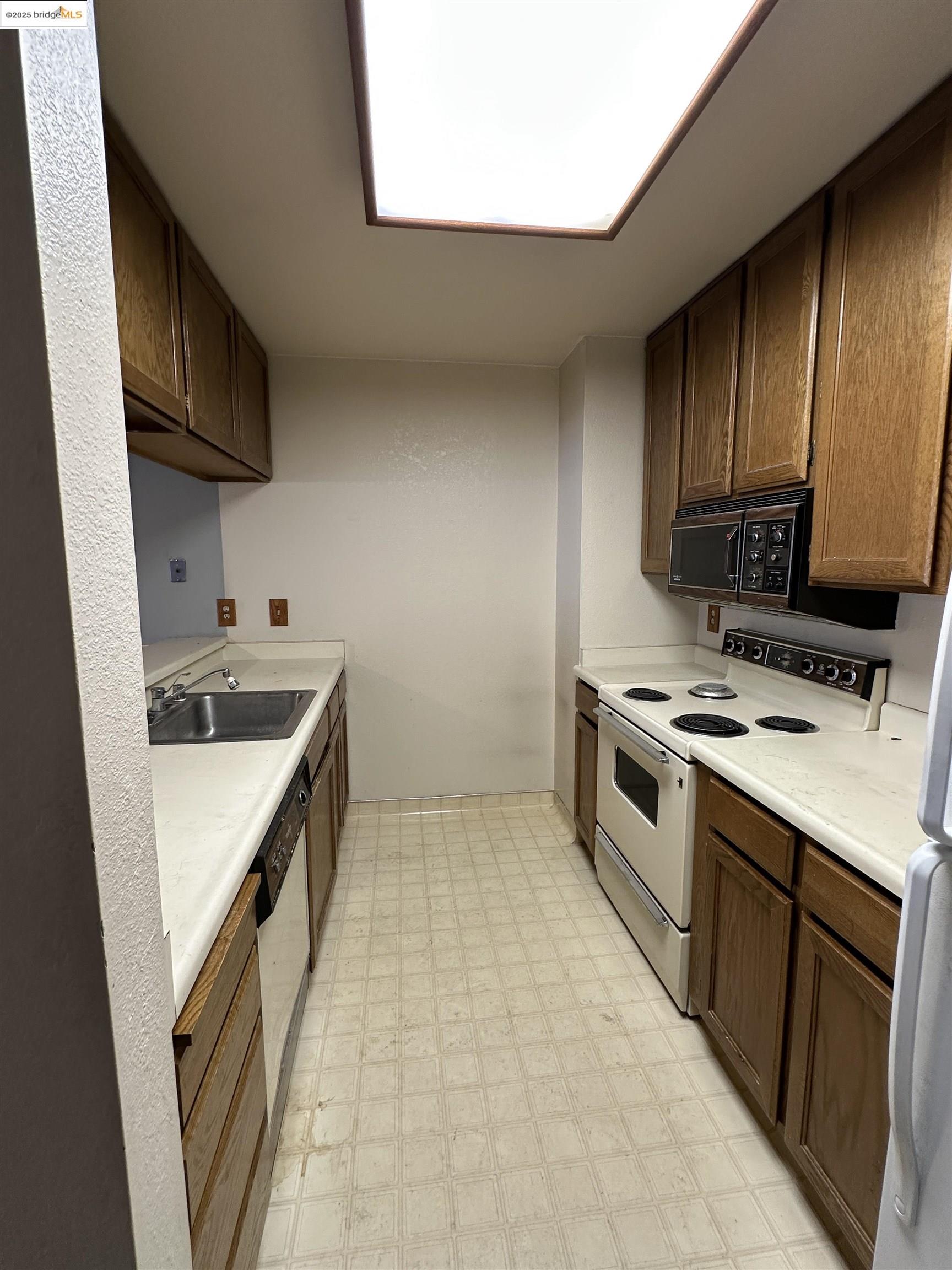 Detail Gallery Image 6 of 17 For 240 N Bayshore Blvd #303,  San Mateo,  CA 94401 - 1 Beds | 1 Baths