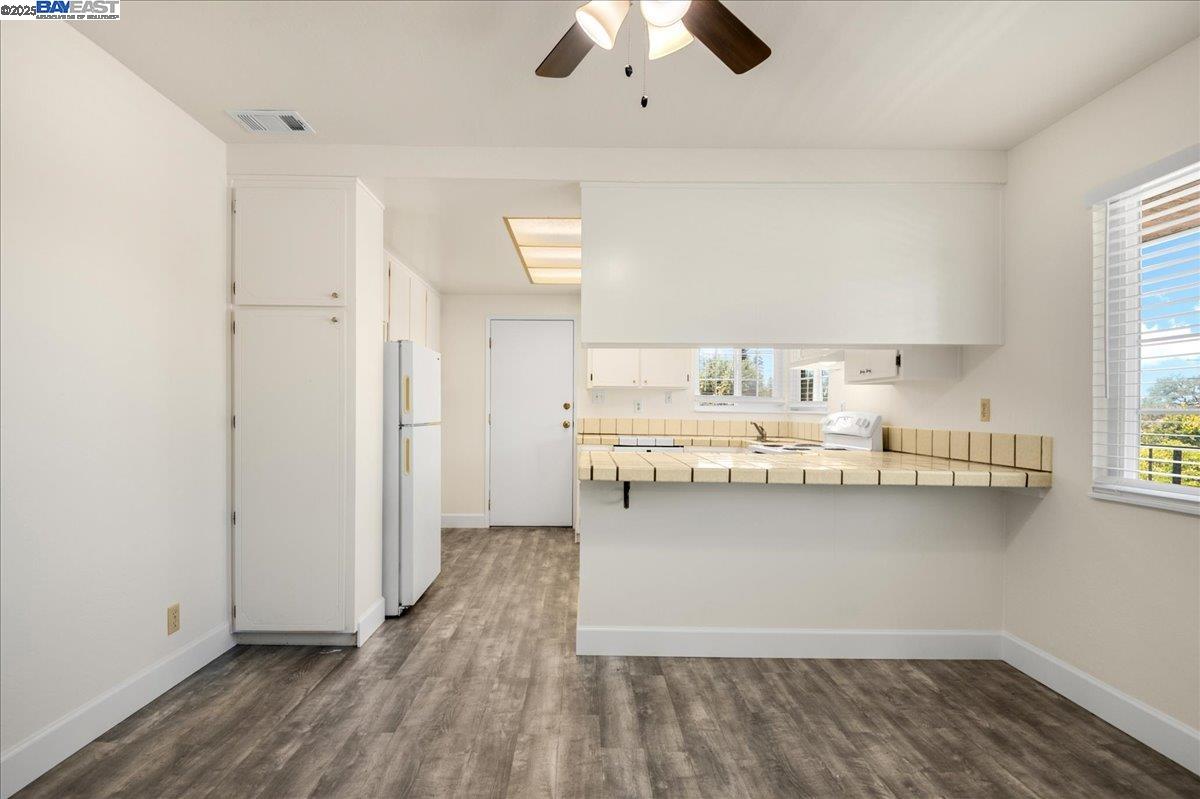 Detail Gallery Image 6 of 19 For 21585 Montgomery St, Hayward,  CA 94541 - – Beds | – Baths