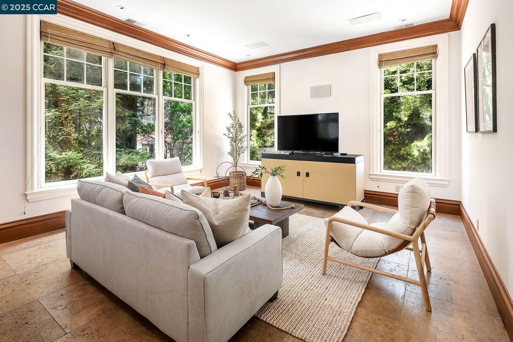 Detail Gallery Image 16 of 39 For 25 Crocker Ave, Piedmont,  CA 94611 - 8 Beds | 7/2 Baths