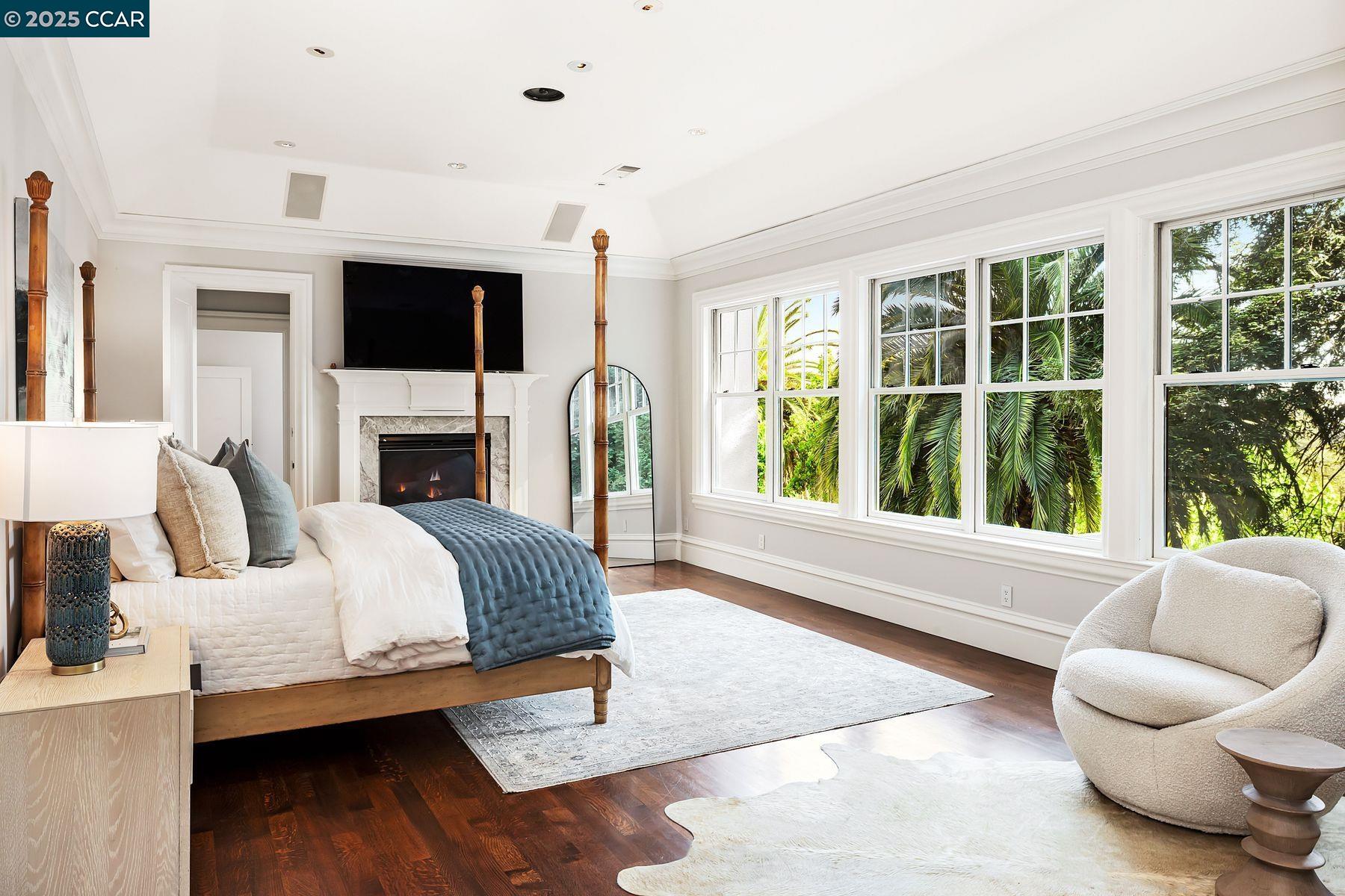 Detail Gallery Image 21 of 39 For 25 Crocker Ave, Piedmont,  CA 94611 - 8 Beds | 7/2 Baths