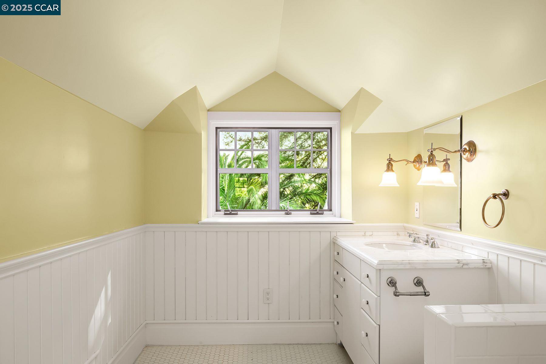 Detail Gallery Image 32 of 39 For 25 Crocker Ave, Piedmont,  CA 94611 - 8 Beds | 7/2 Baths