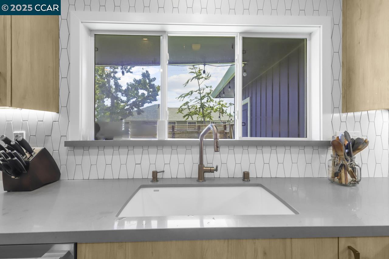 Detail Gallery Image 17 of 56 For 1349 Eastshore Dr, Alameda,  CA 94501 - 3 Beds | 3 Baths