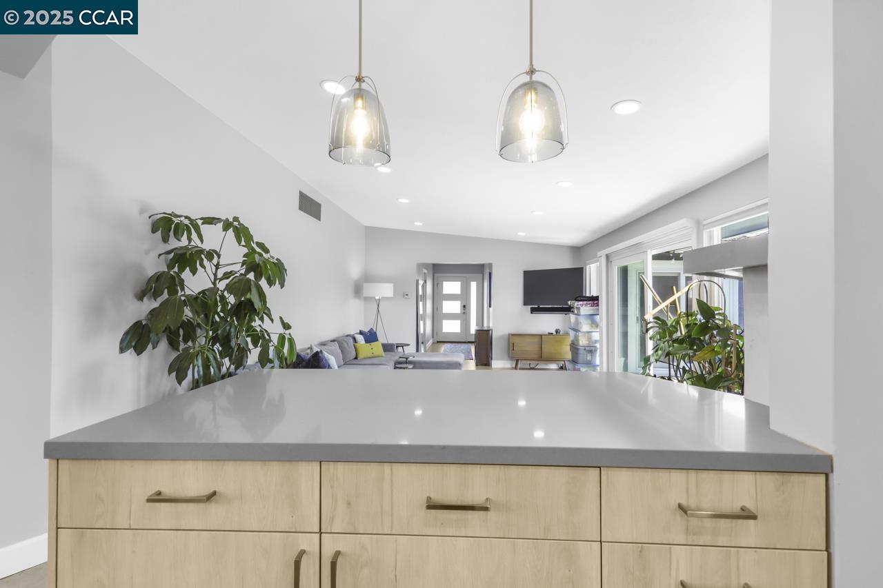Detail Gallery Image 20 of 56 For 1349 Eastshore Dr, Alameda,  CA 94501 - 3 Beds | 3 Baths