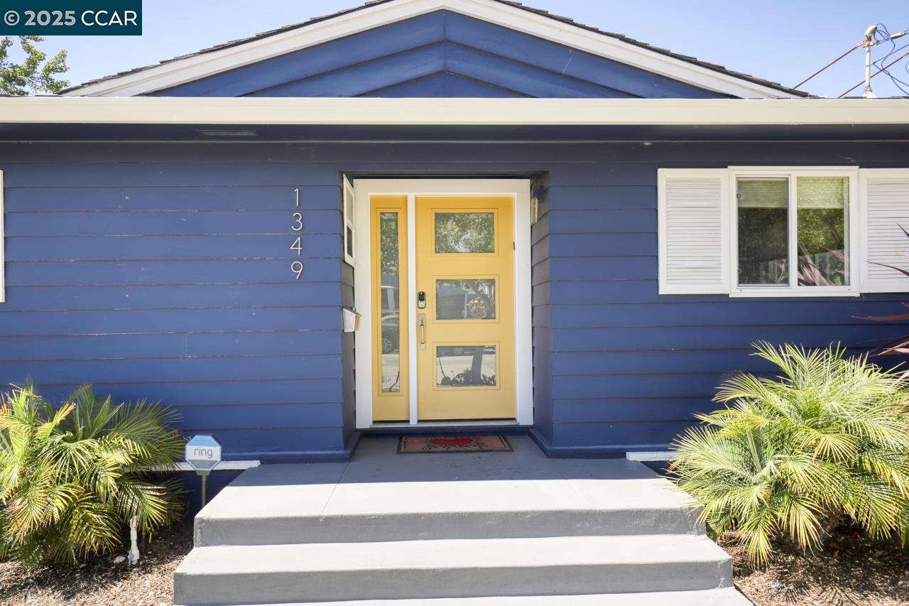 Detail Gallery Image 4 of 56 For 1349 Eastshore Dr, Alameda,  CA 94501 - 3 Beds | 3 Baths