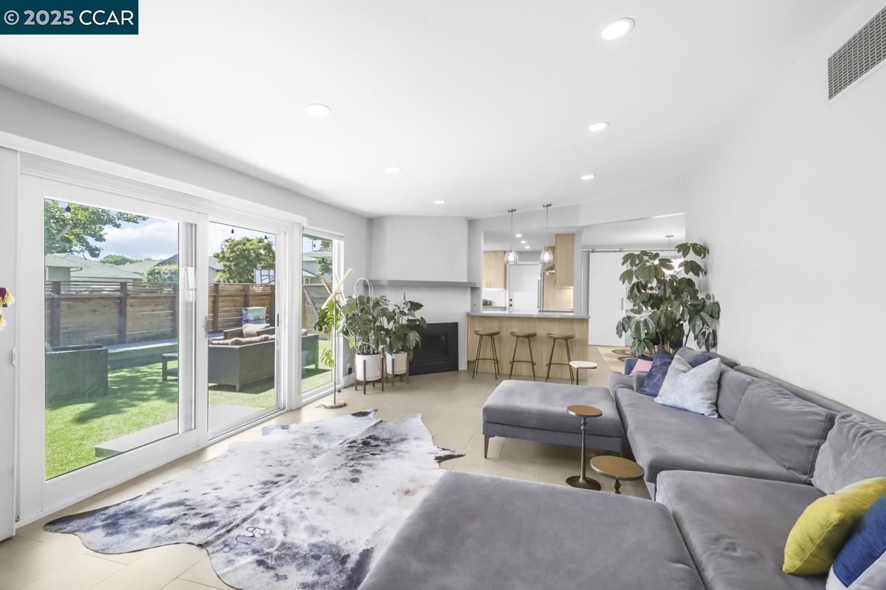 Detail Gallery Image 7 of 56 For 1349 Eastshore Dr, Alameda,  CA 94501 - 3 Beds | 3 Baths