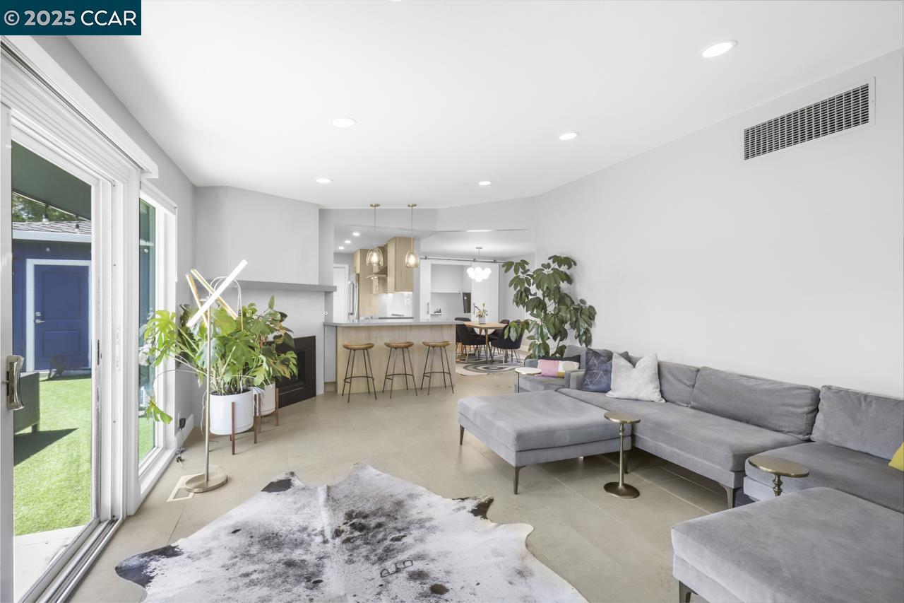 Detail Gallery Image 9 of 56 For 1349 Eastshore Dr, Alameda,  CA 94501 - 3 Beds | 3 Baths
