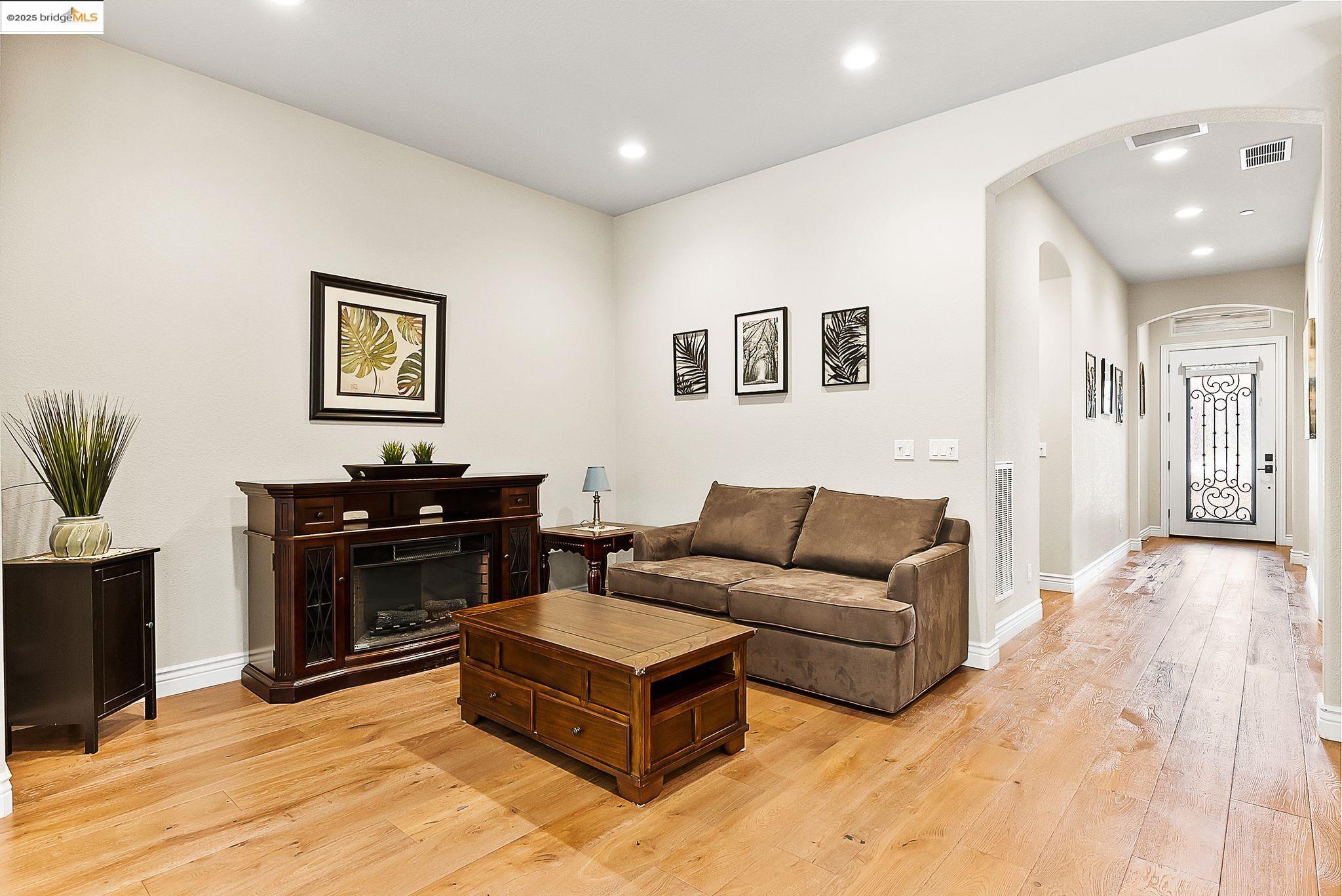Detail Gallery Image 3 of 34 For 1627 Healing Rock Ct, Brentwood,  CA 94513 - 2 Beds | 2 Baths