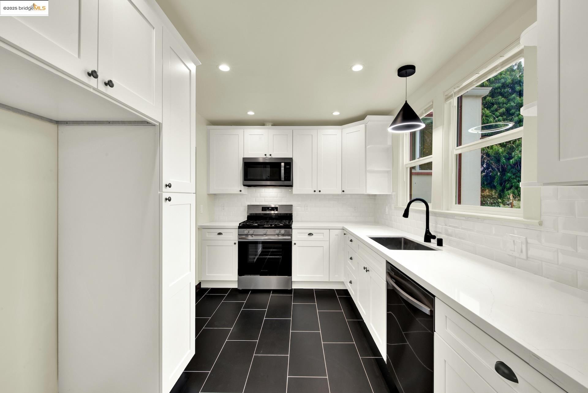 Detail Gallery Image 17 of 58 For 971 34th St, Richmond,  CA 94805 - 4 Beds | 2 Baths