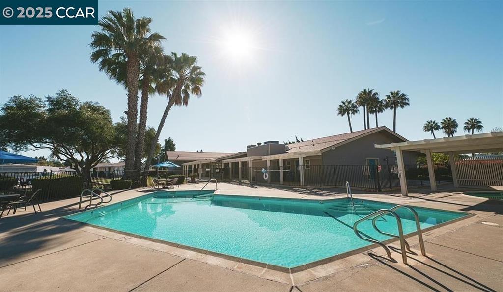Detail Gallery Image 4 of 4 For 2161 Dalis Drive #107,  Concord,  CA 94520-5419 - 2 Beds | 2 Baths