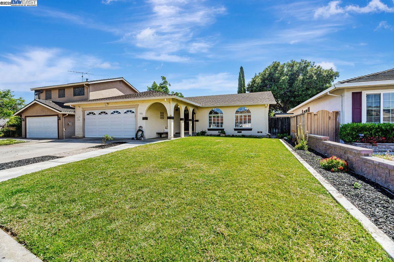 Detail Gallery Image 1 of 46 For 625 Jim Dr, San Jose,  CA 95133 - 3 Beds | 2 Baths