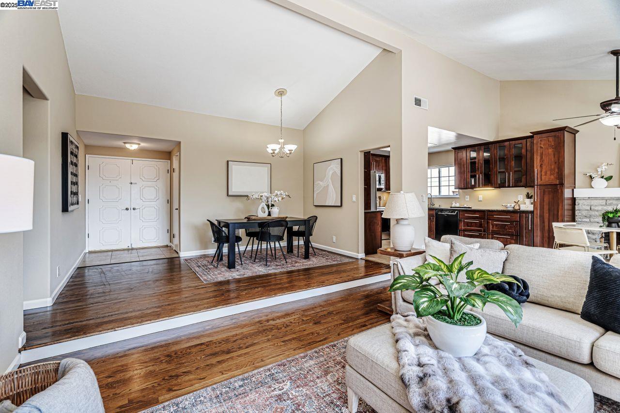 Detail Gallery Image 4 of 46 For 625 Jim Dr, San Jose,  CA 95133 - 3 Beds | 2 Baths