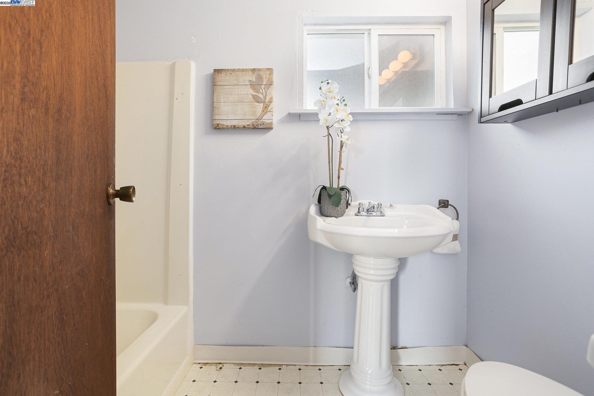 Detail Gallery Image 11 of 35 For 925 Grandview Ave, Martinez,  CA 94553 - 4 Beds | 2 Baths