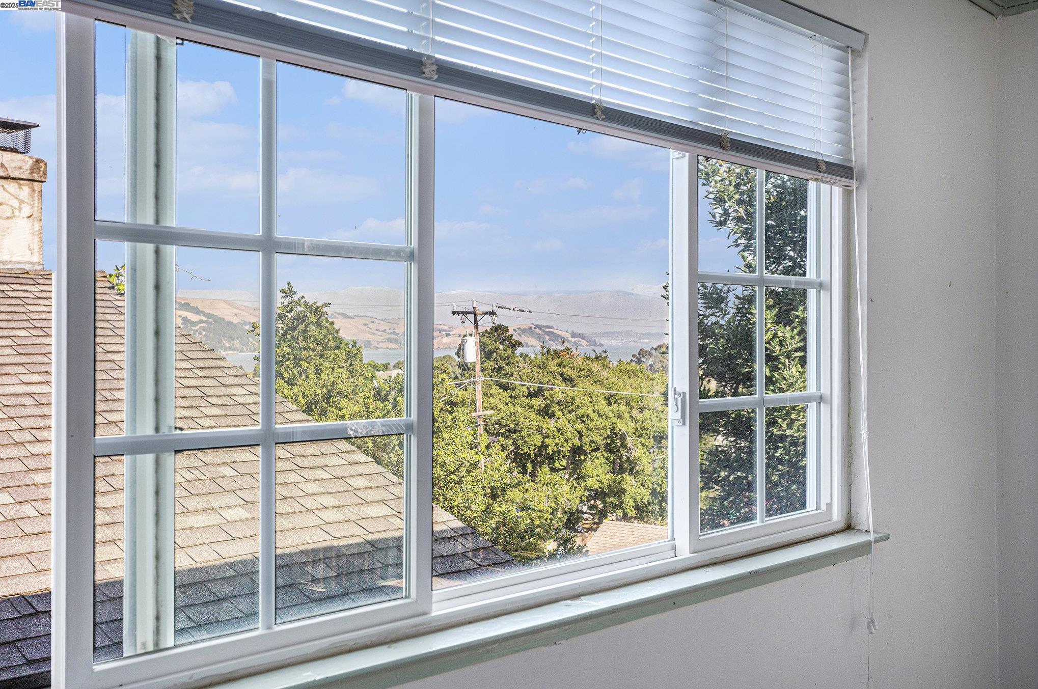Detail Gallery Image 16 of 35 For 925 Grandview Ave, Martinez,  CA 94553 - 4 Beds | 2 Baths