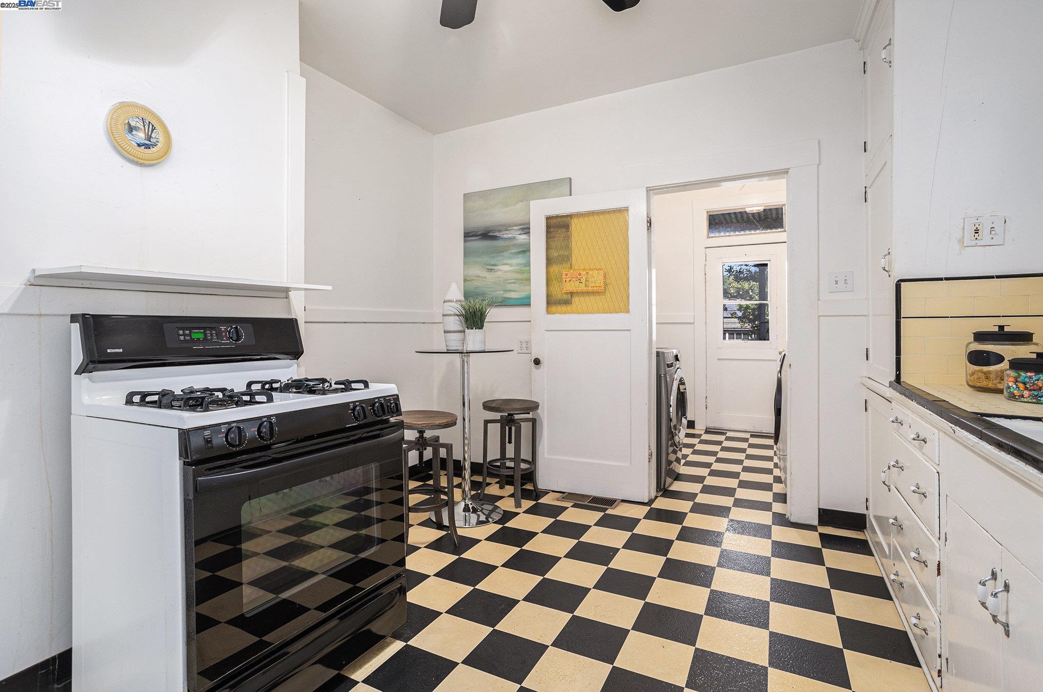 Detail Gallery Image 17 of 35 For 925 Grandview Ave, Martinez,  CA 94553 - 4 Beds | 2 Baths