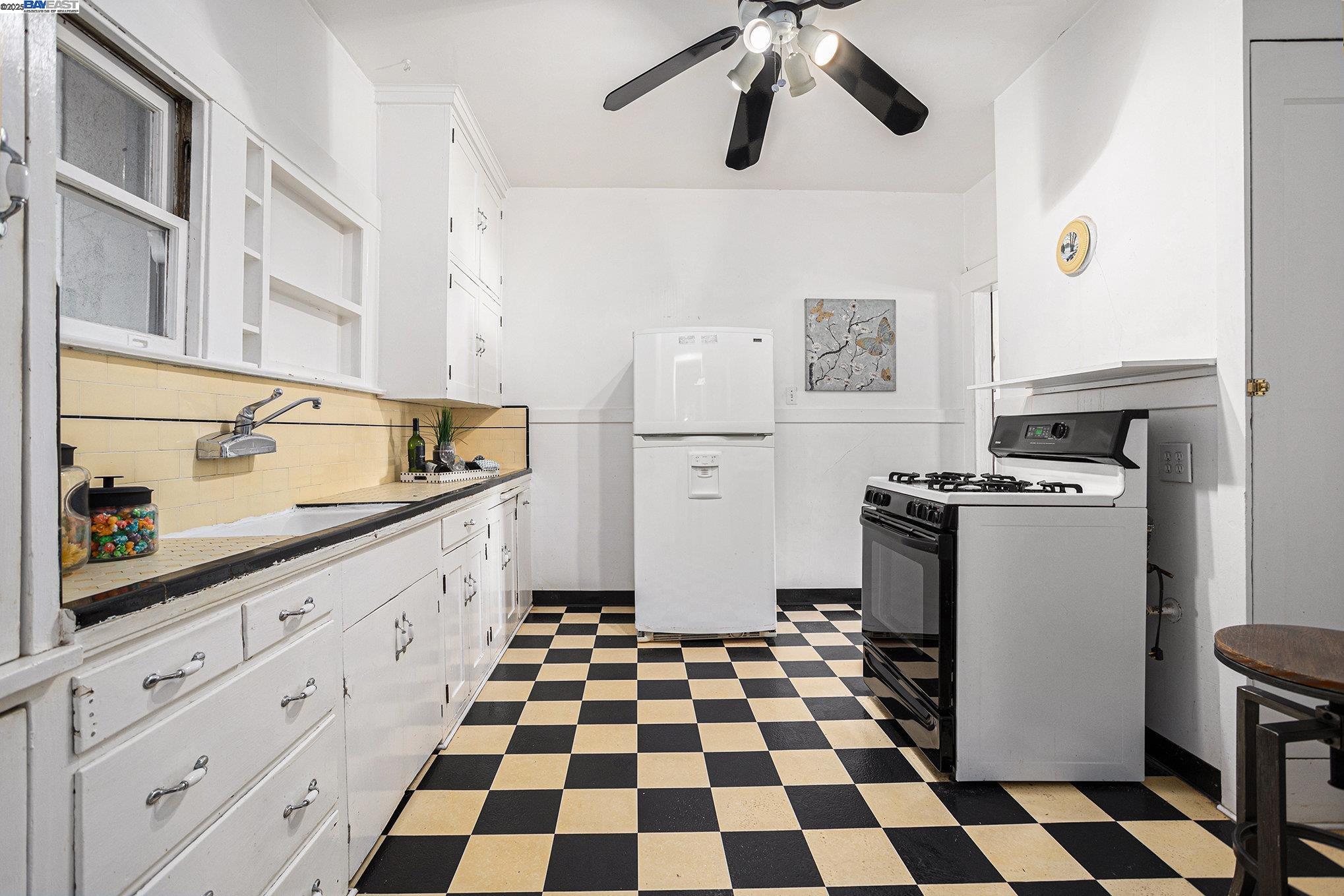 Detail Gallery Image 19 of 35 For 925 Grandview Ave, Martinez,  CA 94553 - 4 Beds | 2 Baths
