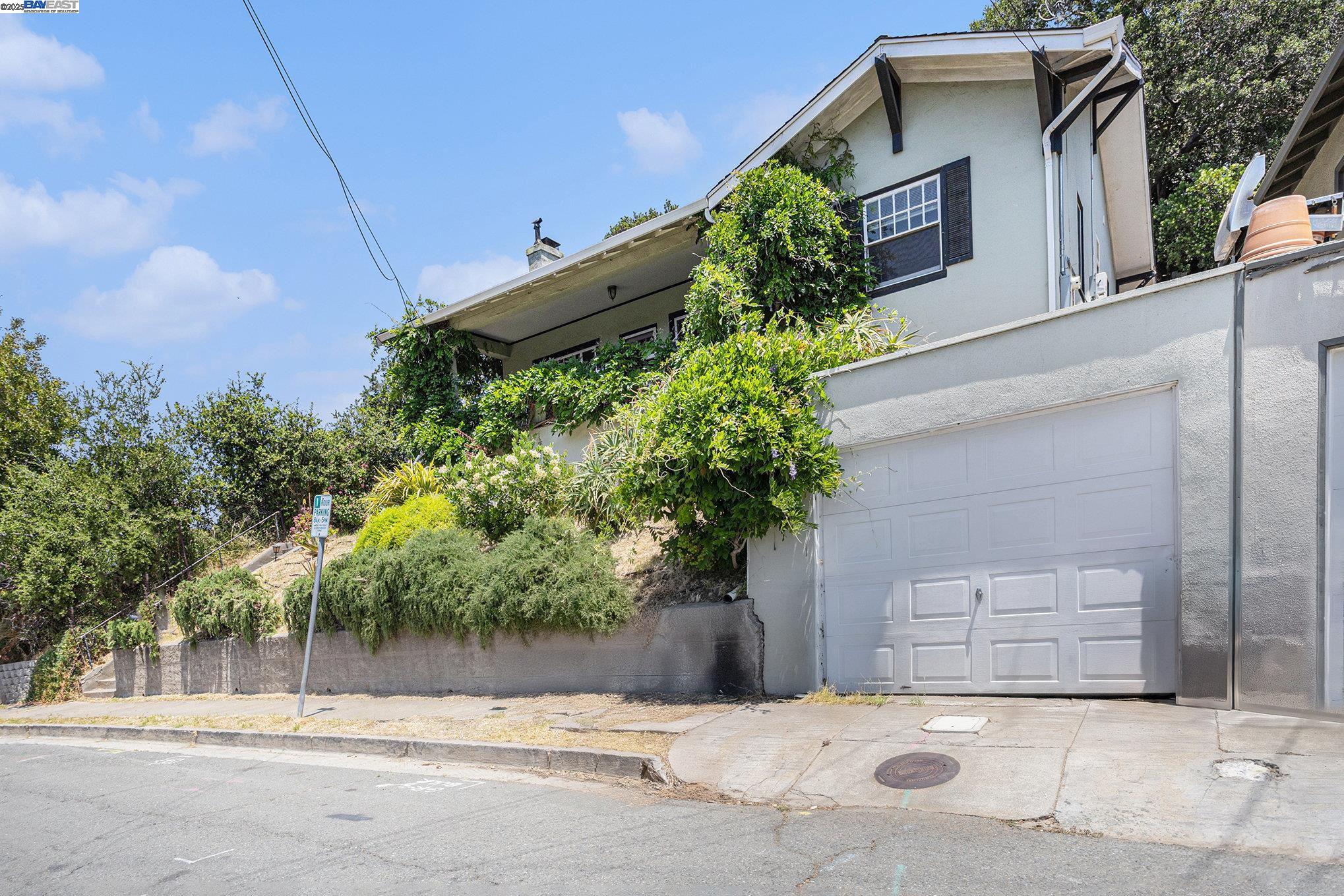 Detail Gallery Image 3 of 35 For 925 Grandview Ave, Martinez,  CA 94553 - 4 Beds | 2 Baths