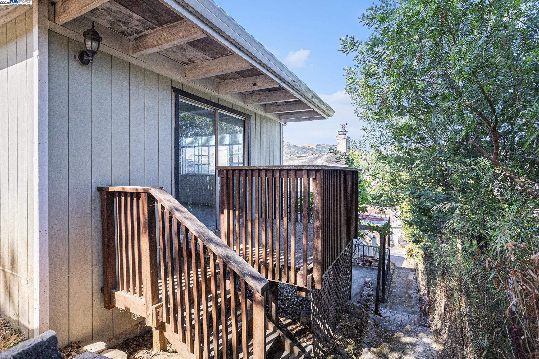 Detail Gallery Image 24 of 35 For 925 Grandview Ave, Martinez,  CA 94553 - 4 Beds | 2 Baths
