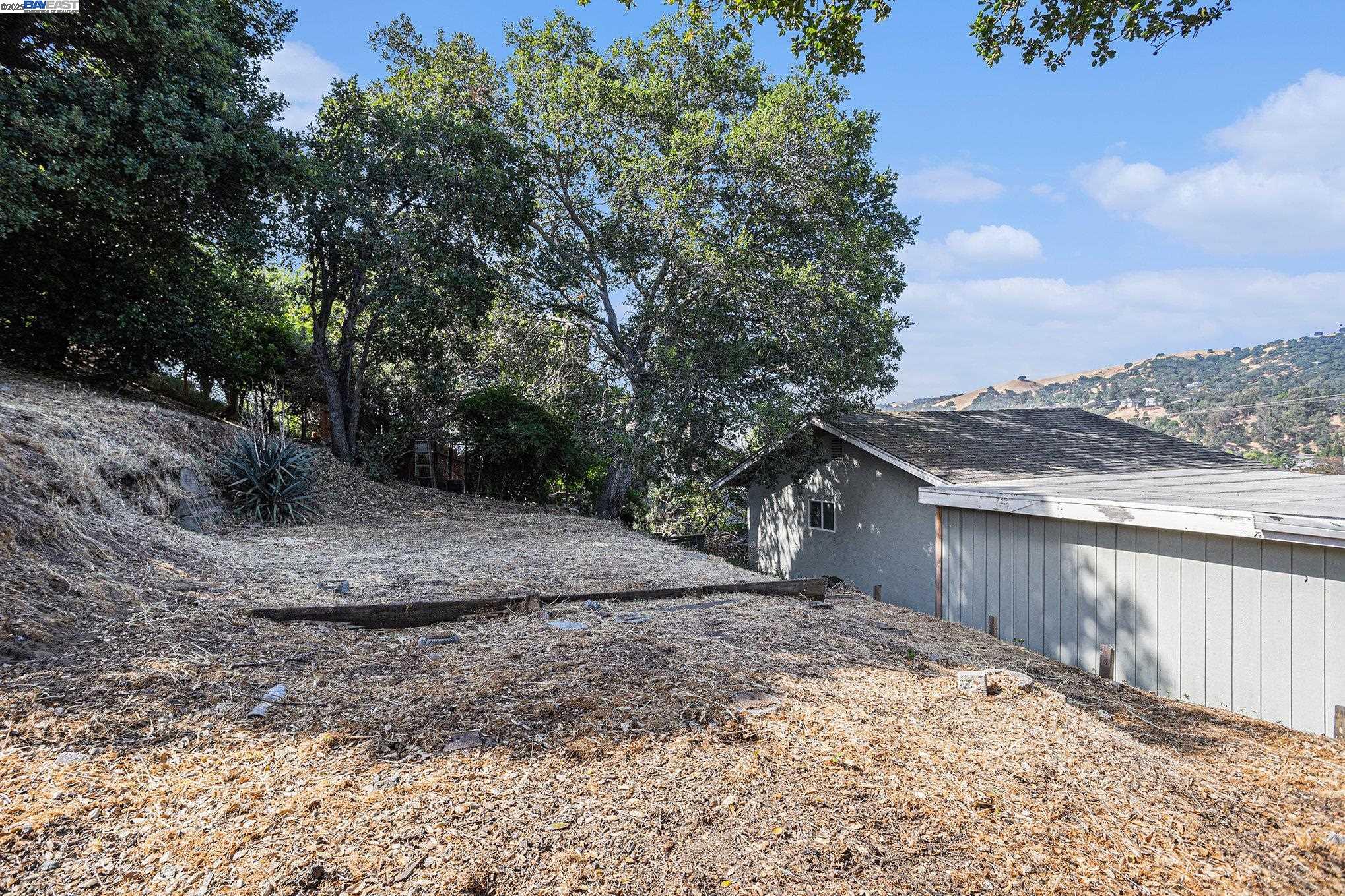 Detail Gallery Image 27 of 35 For 925 Grandview Ave, Martinez,  CA 94553 - 4 Beds | 2 Baths