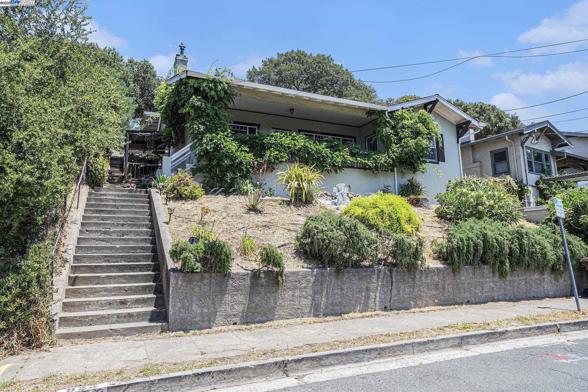 Detail Gallery Image 4 of 35 For 925 Grandview Ave, Martinez,  CA 94553 - 4 Beds | 2 Baths