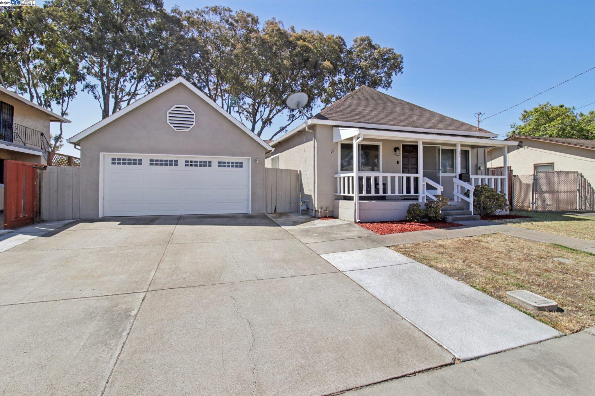 Detail Gallery Image 2 of 47 For 1900 Chestnut St, Santa Clara,  CA 95054-1736 - 4 Beds | 3 Baths