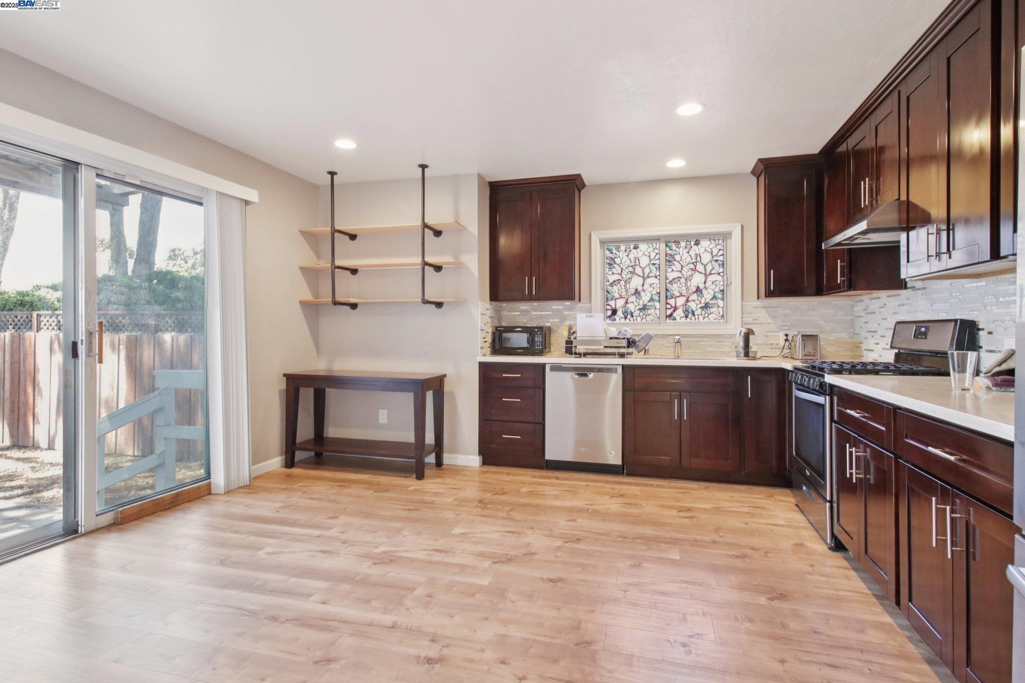 Detail Gallery Image 14 of 47 For 1900 Chestnut St, Santa Clara,  CA 95054-1736 - 4 Beds | 3 Baths