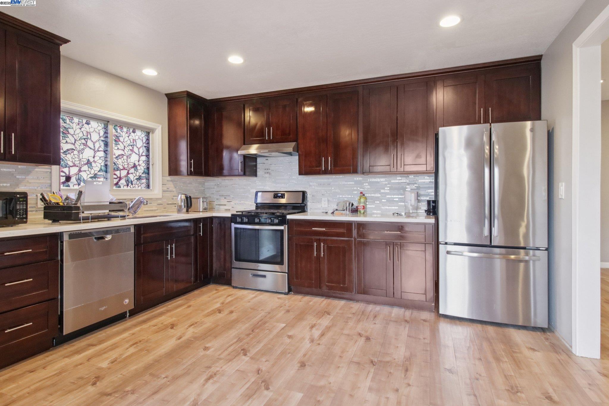 Detail Gallery Image 15 of 47 For 1900 Chestnut St, Santa Clara,  CA 95054-1736 - 4 Beds | 3 Baths