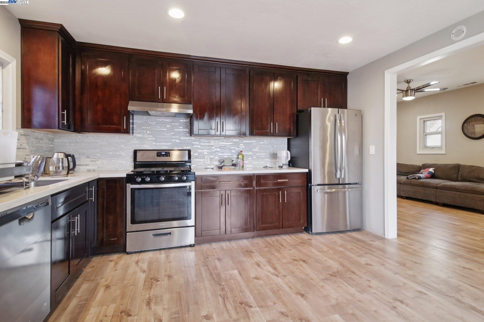 Detail Gallery Image 16 of 47 For 1900 Chestnut St, Santa Clara,  CA 95054-1736 - 4 Beds | 3 Baths