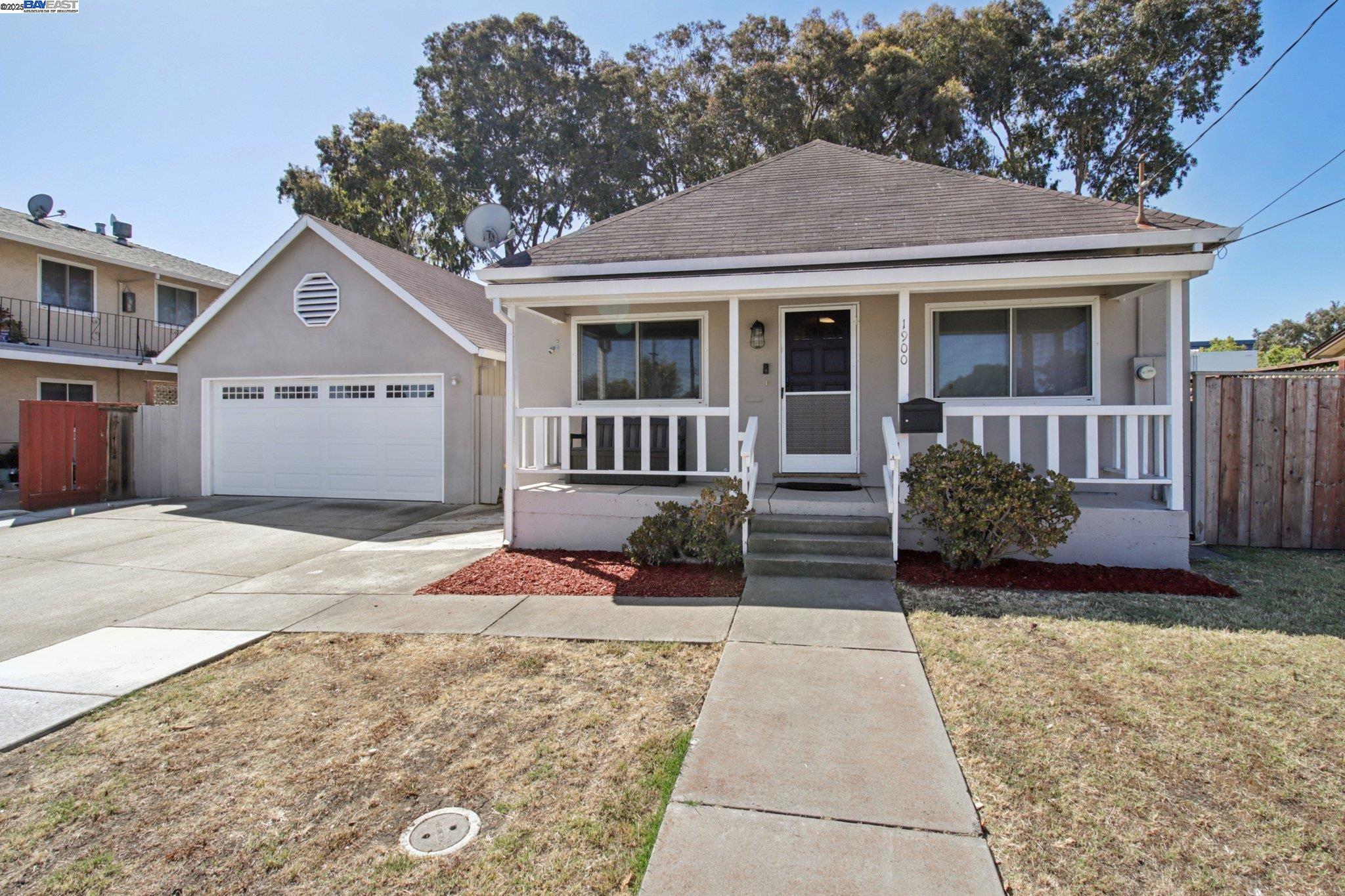 Detail Gallery Image 3 of 47 For 1900 Chestnut St, Santa Clara,  CA 95054-1736 - 4 Beds | 3 Baths