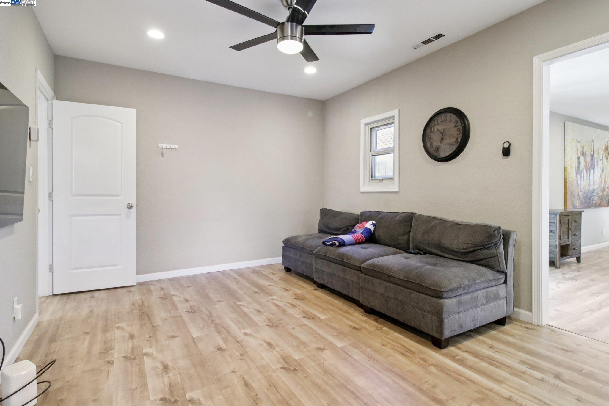 Detail Gallery Image 8 of 47 For 1900 Chestnut St, Santa Clara,  CA 95054-1736 - 4 Beds | 3 Baths