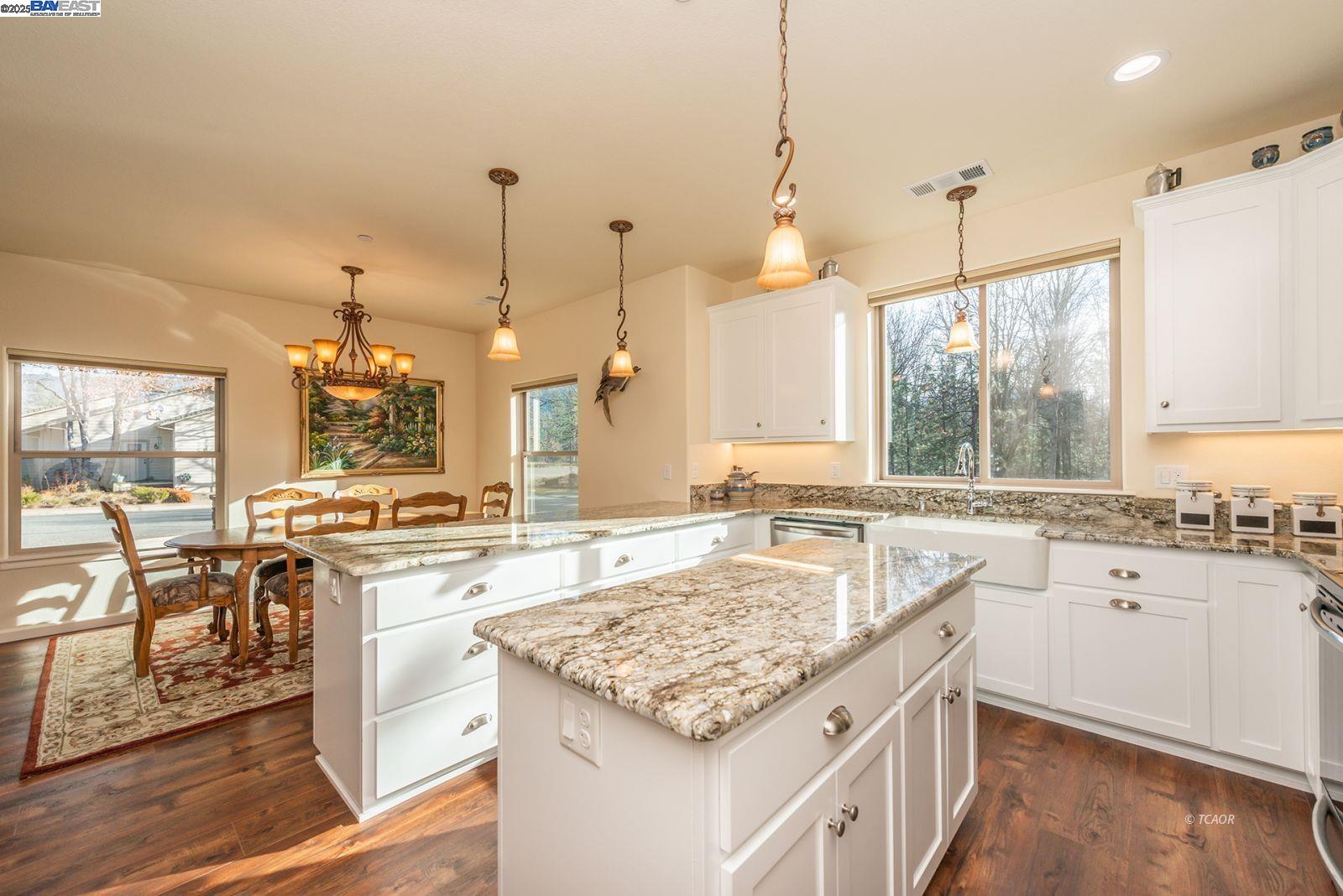 Detail Gallery Image 3 of 49 For 220 Fairway Dr., Weaverville,  CA 96093 - 3 Beds | 2 Baths
