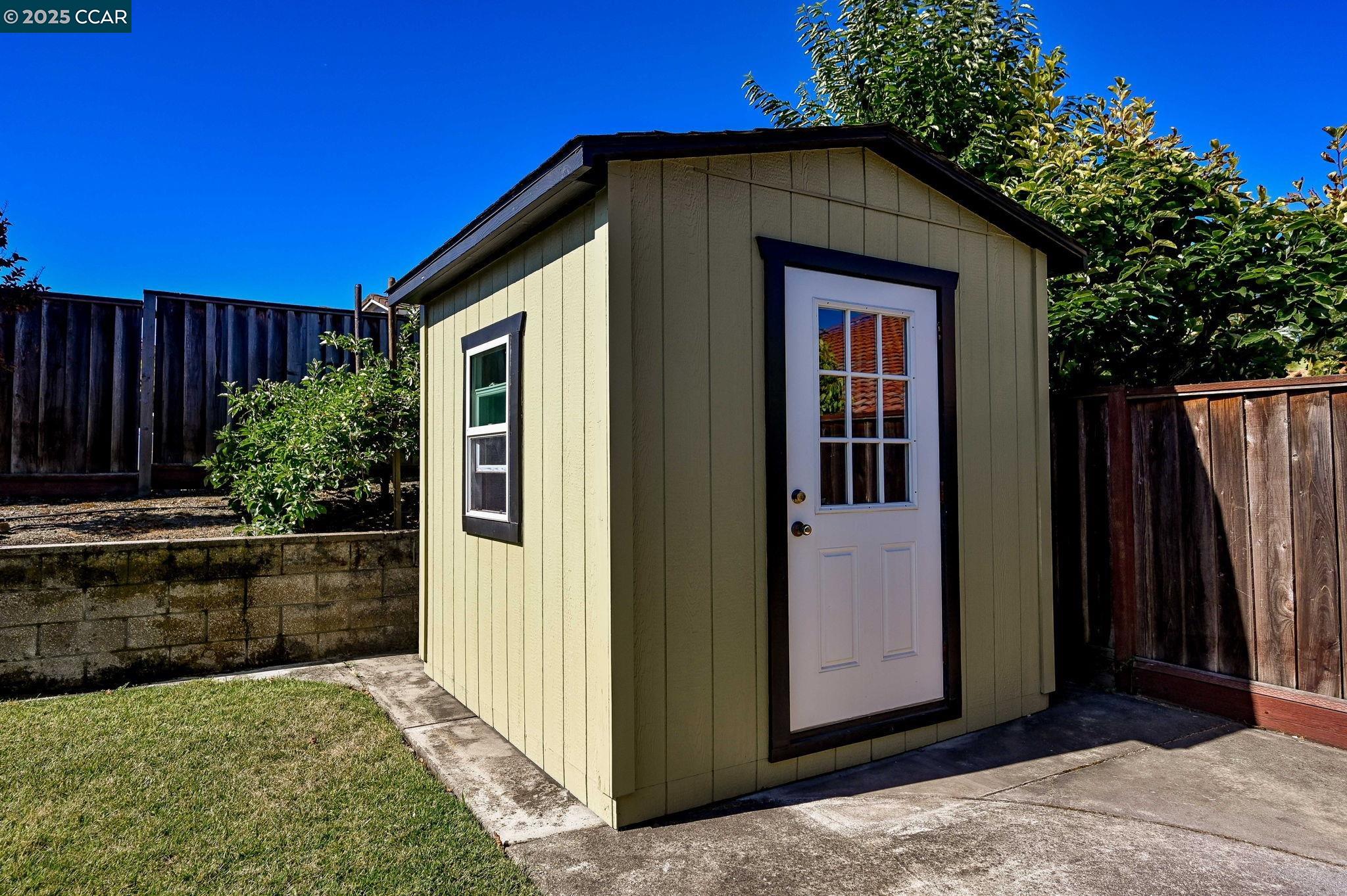 Detail Gallery Image 31 of 39 For 18905 Carson Lane, Castro Valley,  CA 94552-1950 - 3 Beds | 2 Baths