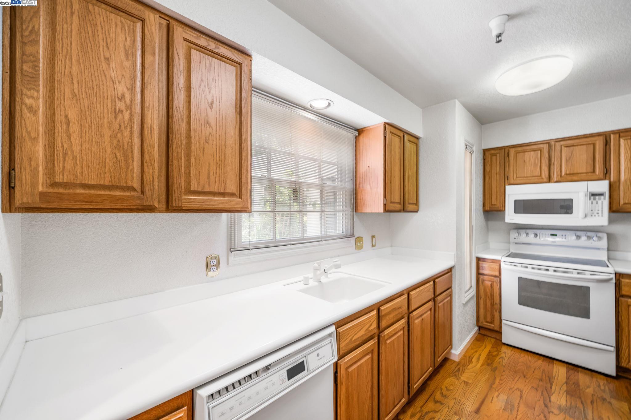 Detail Gallery Image 11 of 38 For 1555 Cherry St #12,  San Carlos,  CA 94070 - 2 Beds | 2/1 Baths