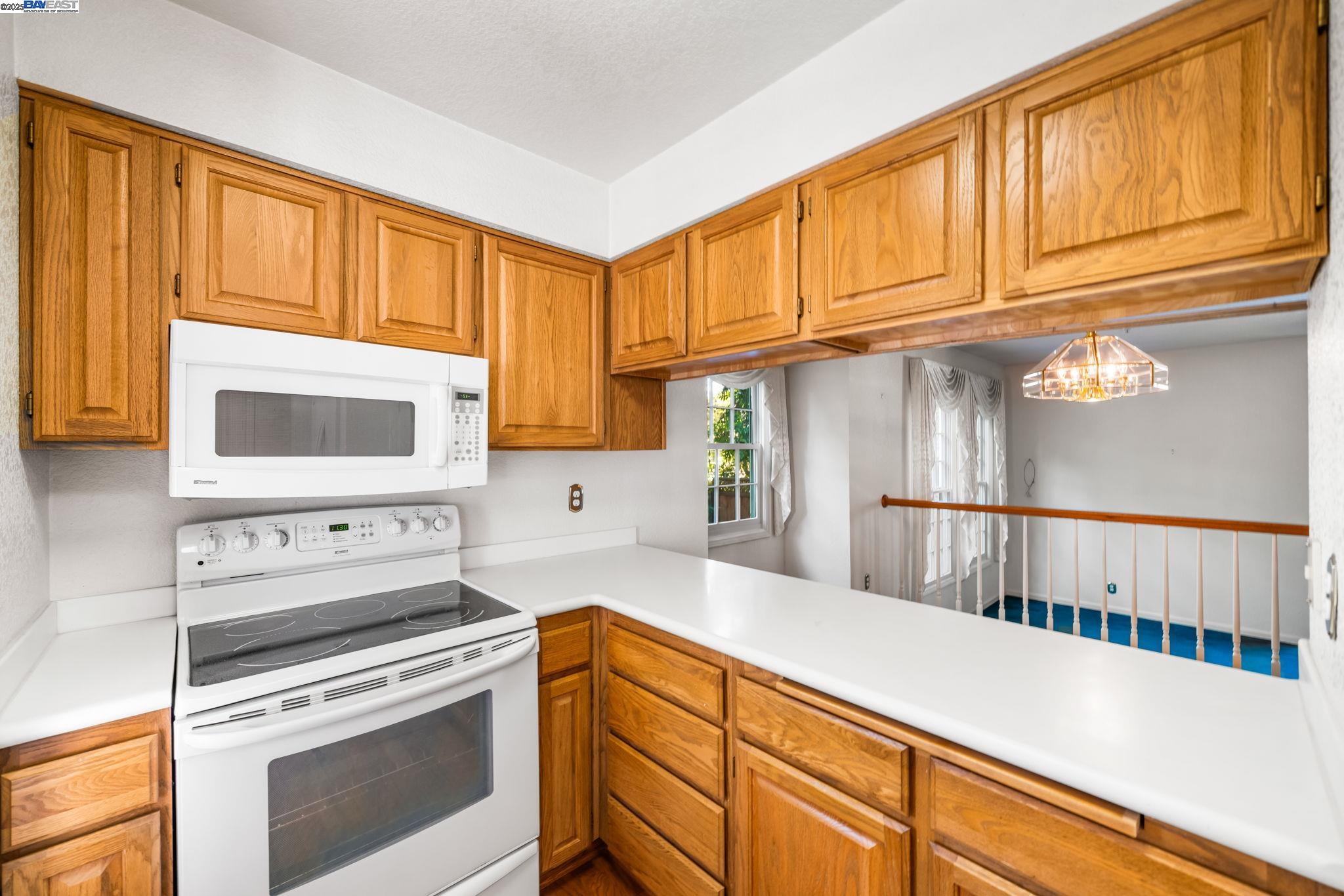 Detail Gallery Image 12 of 38 For 1555 Cherry St #12,  San Carlos,  CA 94070 - 2 Beds | 2/1 Baths