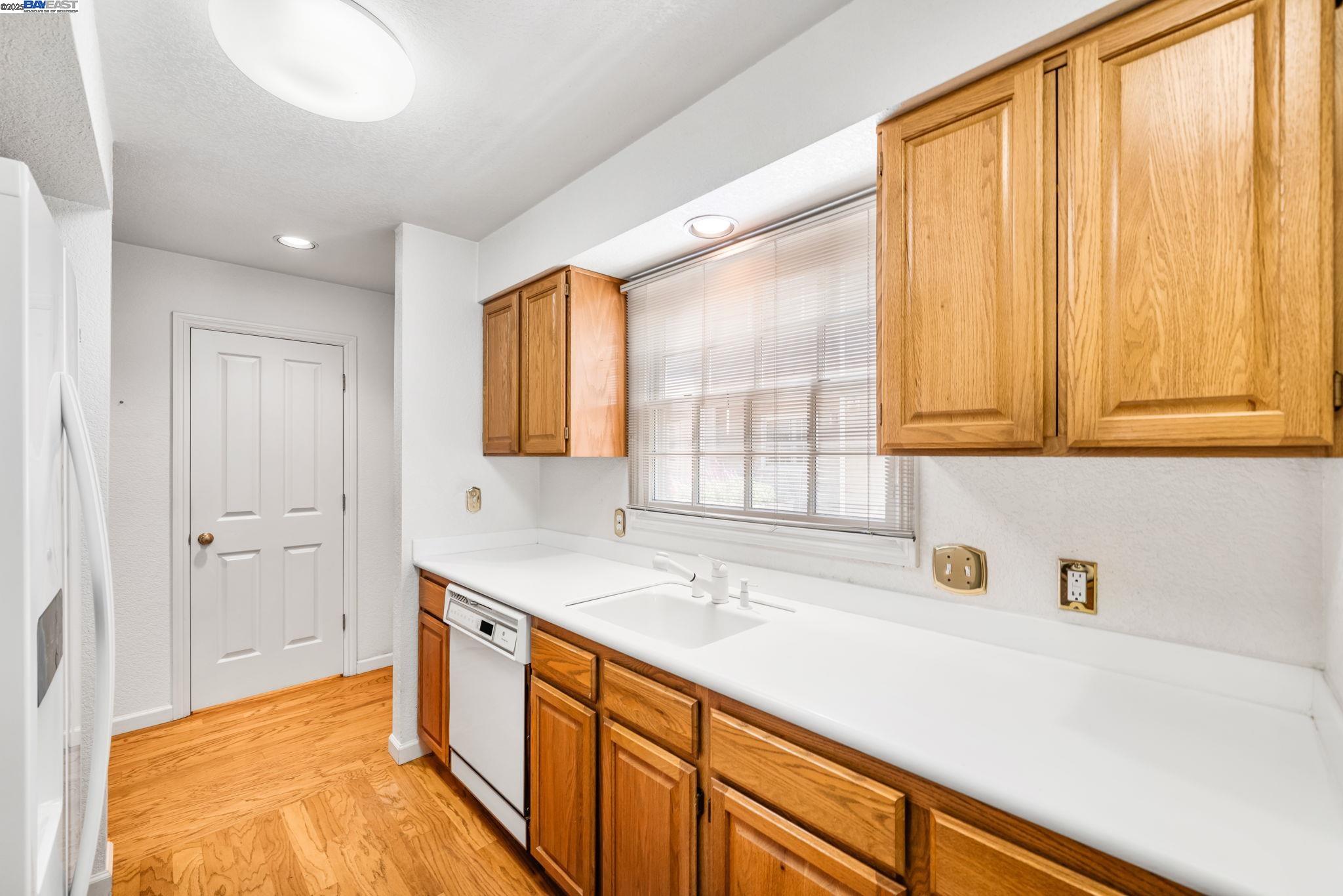 Detail Gallery Image 13 of 38 For 1555 Cherry St #12,  San Carlos,  CA 94070 - 2 Beds | 2/1 Baths