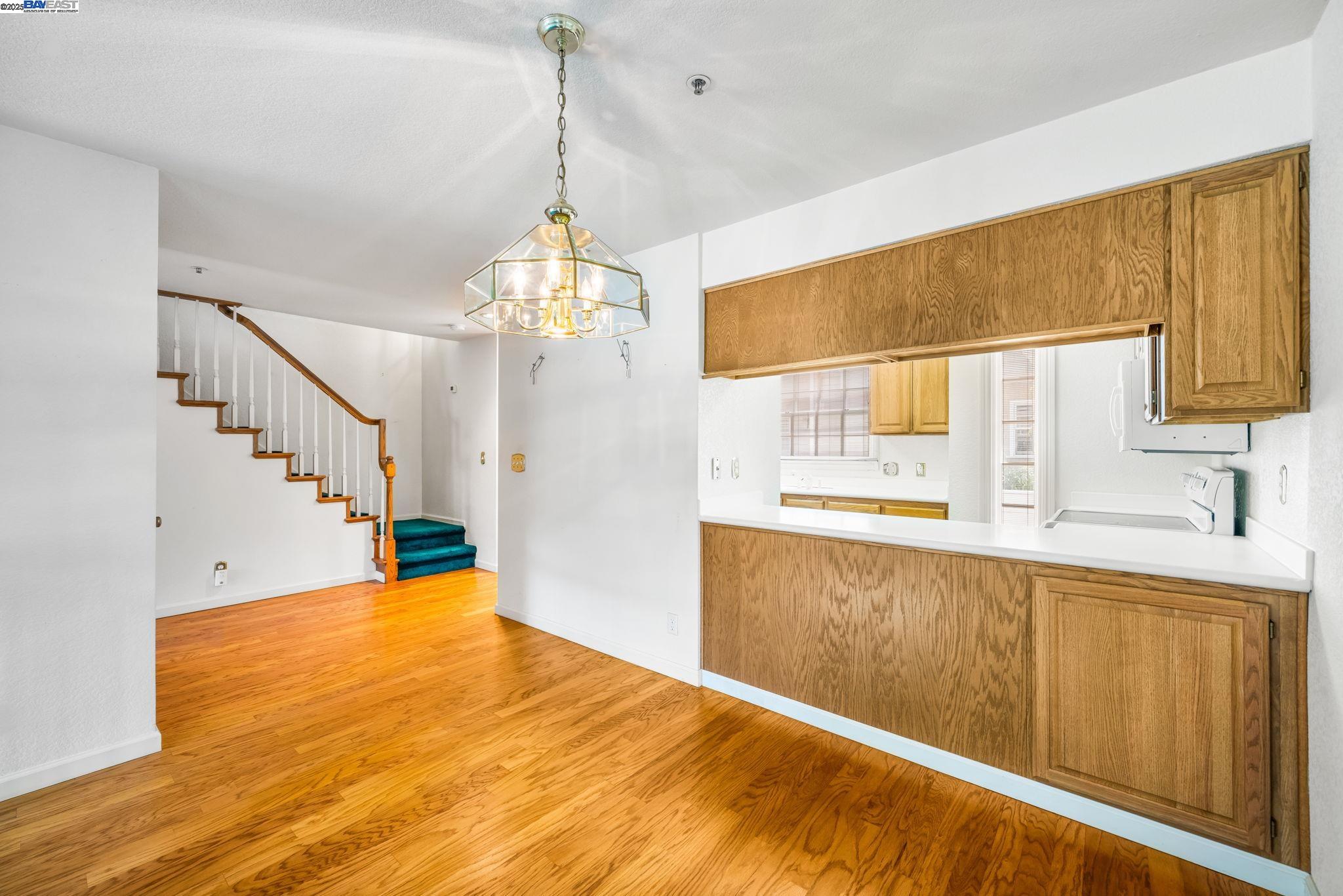 Detail Gallery Image 3 of 38 For 1555 Cherry St #12,  San Carlos,  CA 94070 - 2 Beds | 2/1 Baths