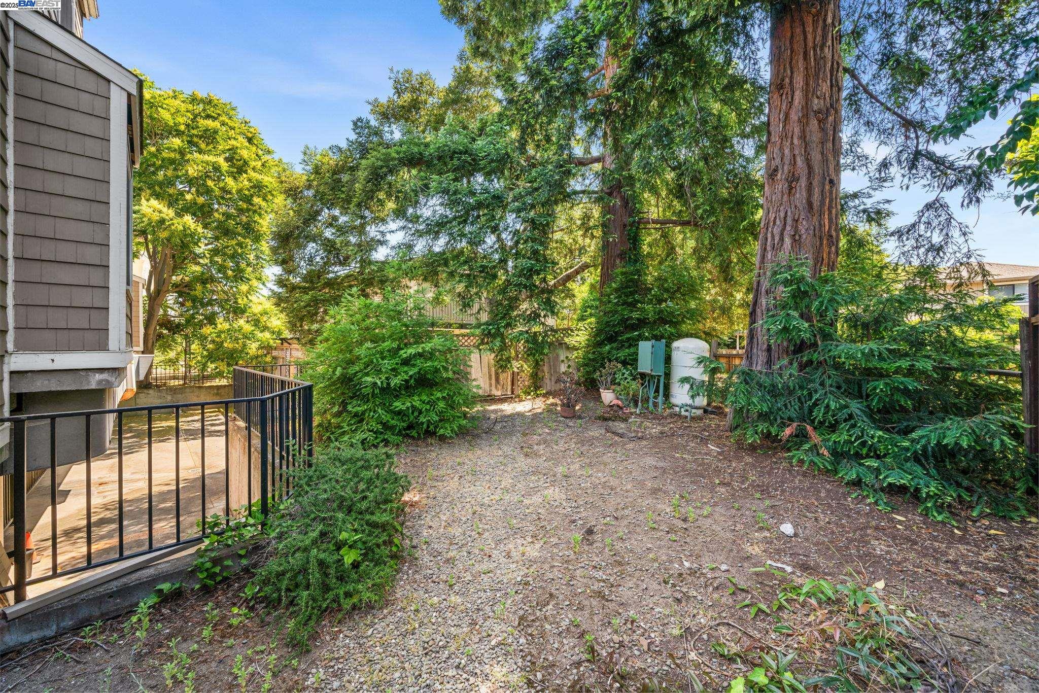 Detail Gallery Image 28 of 38 For 1555 Cherry St #12,  San Carlos,  CA 94070 - 2 Beds | 2/1 Baths