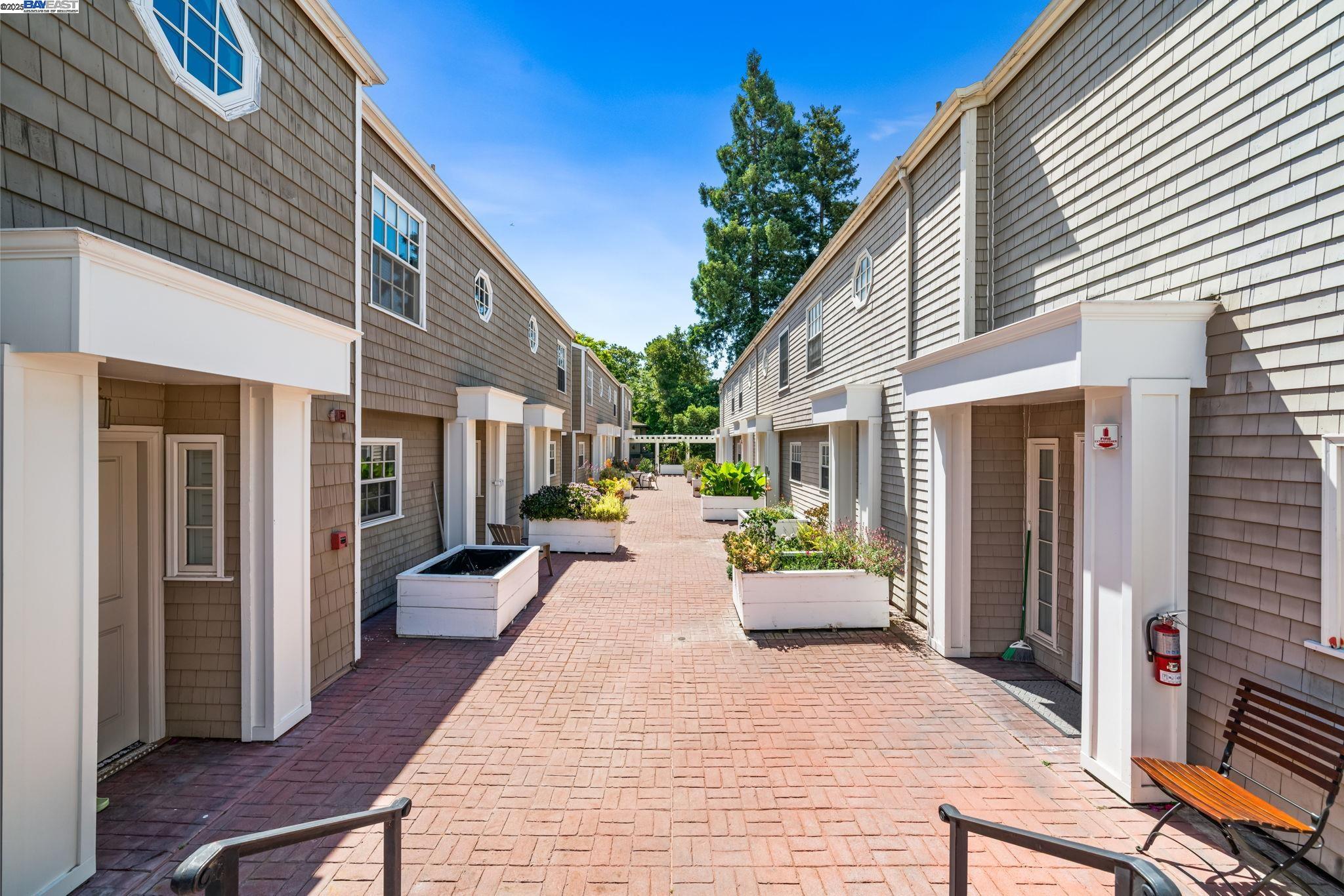 Detail Gallery Image 30 of 38 For 1555 Cherry St #12,  San Carlos,  CA 94070 - 2 Beds | 2/1 Baths