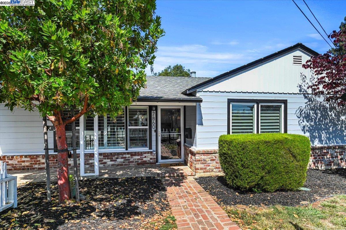 Detail Gallery Image 1 of 1 For 17860 Almond Rd, Castro Valley,  CA 94546 - 5 Beds | 2/2 Baths