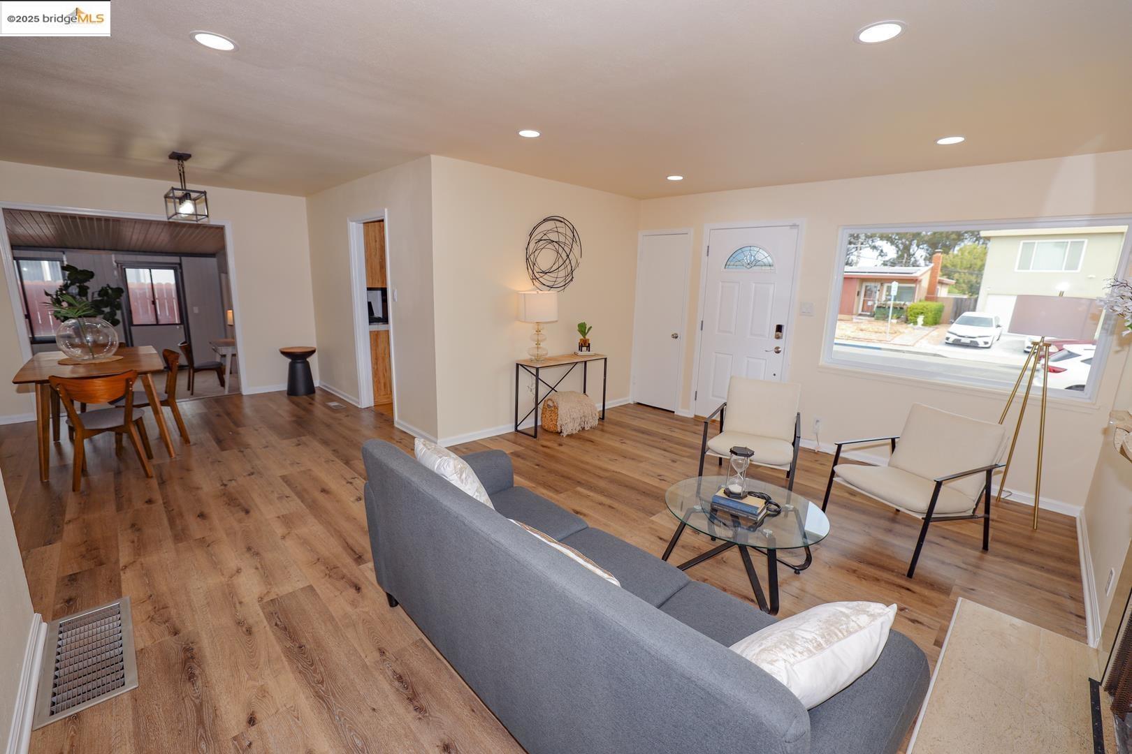 Detail Gallery Image 4 of 30 For 2932 Gilma Dr, Richmond,  CA 94806 - 3 Beds | 2 Baths