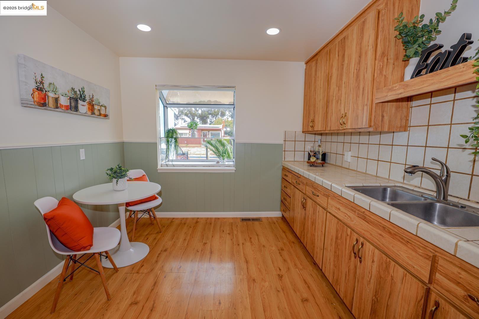 Detail Gallery Image 7 of 30 For 2932 Gilma Dr, Richmond,  CA 94806 - 3 Beds | 2 Baths