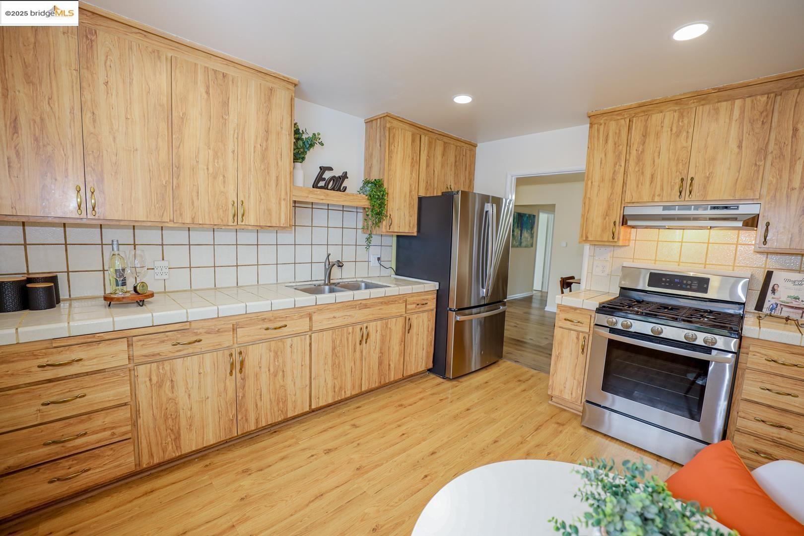 Detail Gallery Image 9 of 30 For 2932 Gilma Dr, Richmond,  CA 94806 - 3 Beds | 2 Baths