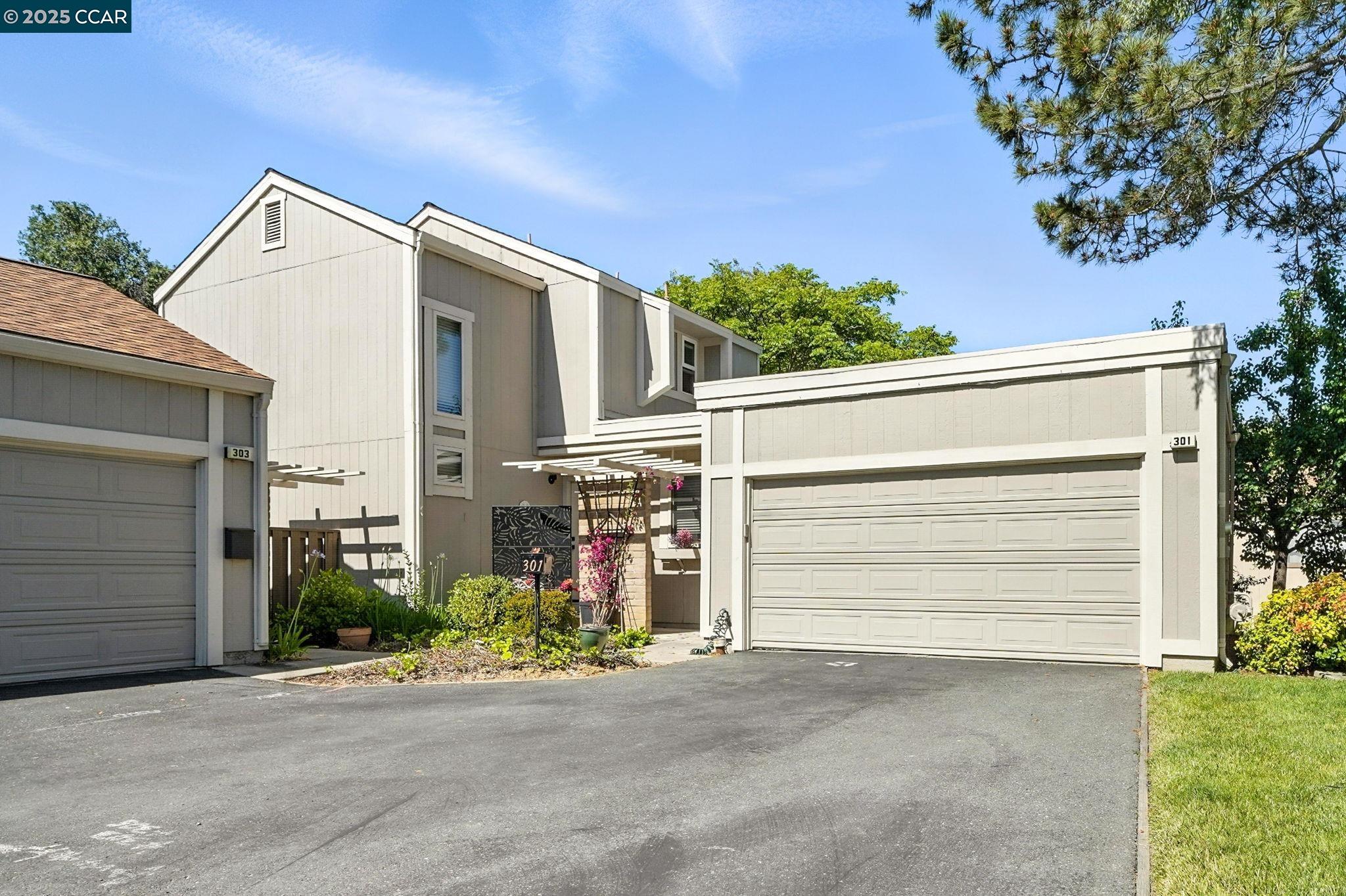Detail Gallery Image 1 of 1 For 301 Parklane Plz, Martinez,  CA 94553 - 3 Beds | 2 Baths