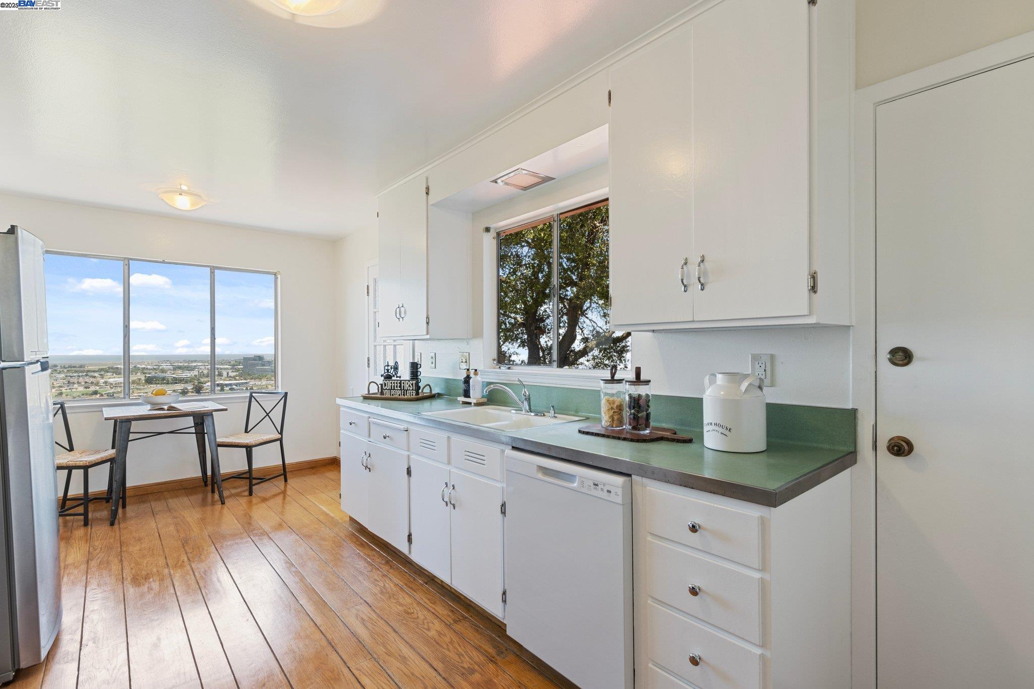 Detail Gallery Image 7 of 33 For 535 Vannier Dr, Belmont,  CA 94002 - 4 Beds | 2 Baths
