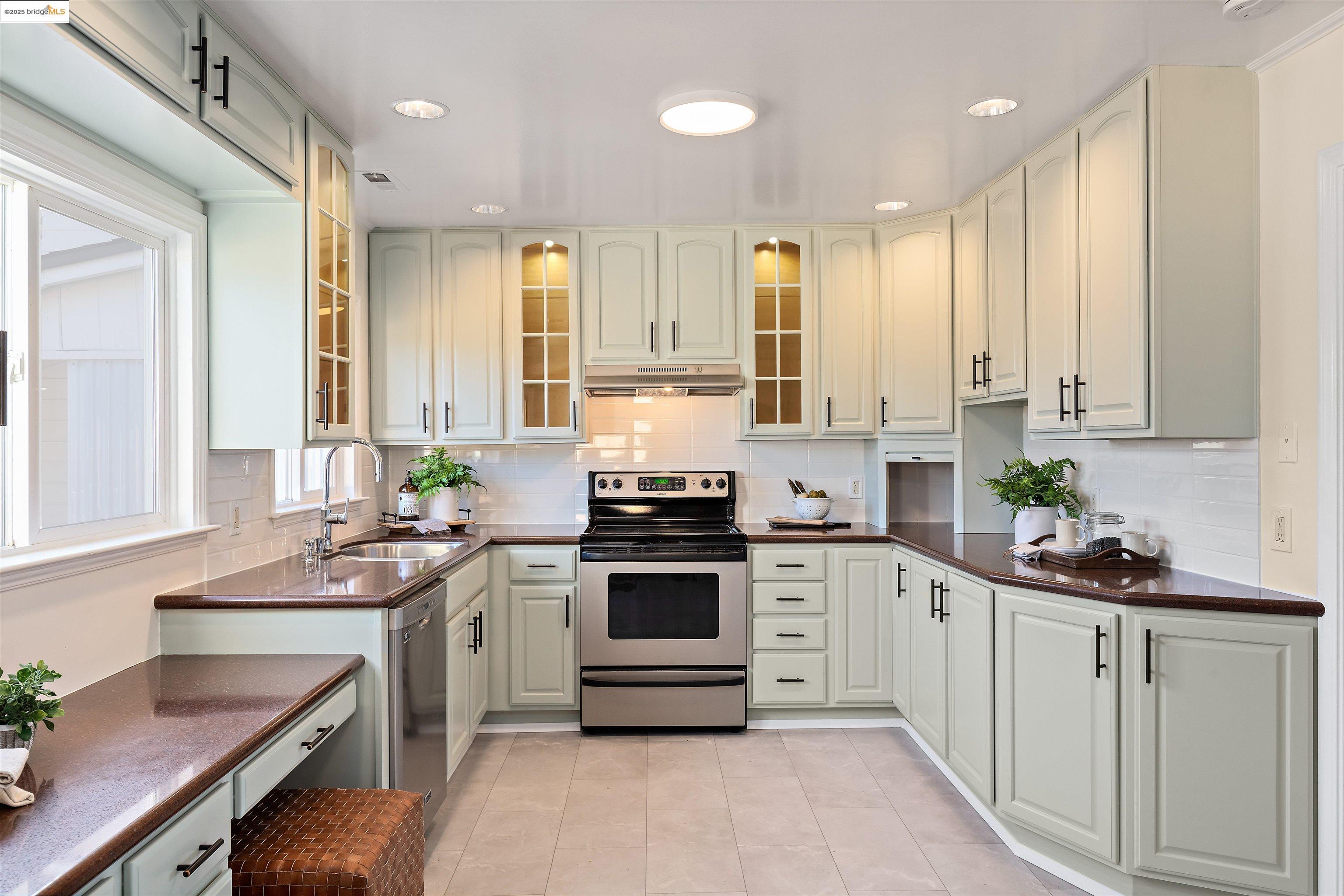 Detail Gallery Image 17 of 53 For 8 Alta Loma, Benicia,  CA 94510 - 3 Beds | 2 Baths