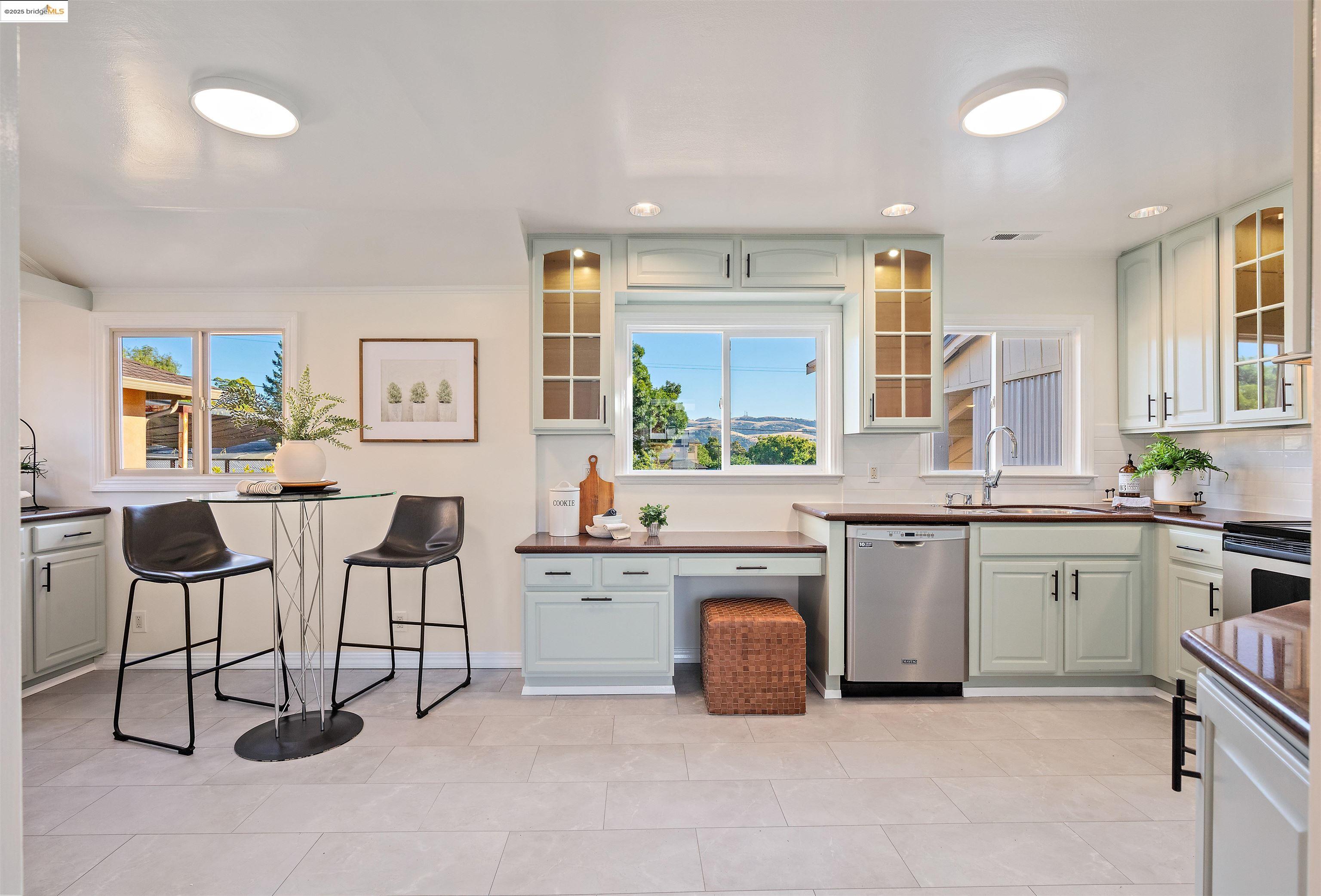 Detail Gallery Image 18 of 53 For 8 Alta Loma, Benicia,  CA 94510 - 3 Beds | 2 Baths